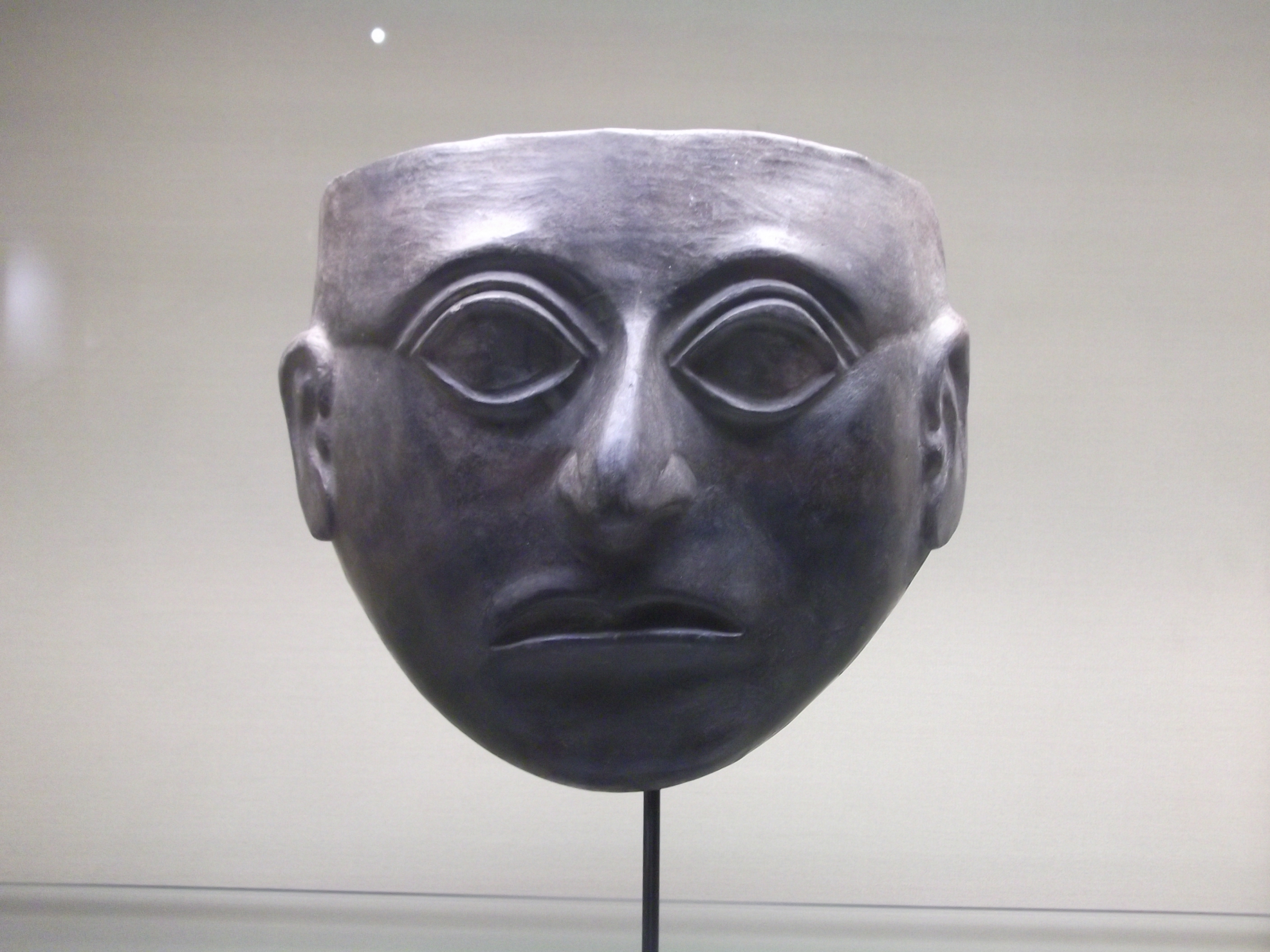 Präkolumbianische Kunst: Mochekultur Trinkgefäß in Form einer Maske um 700