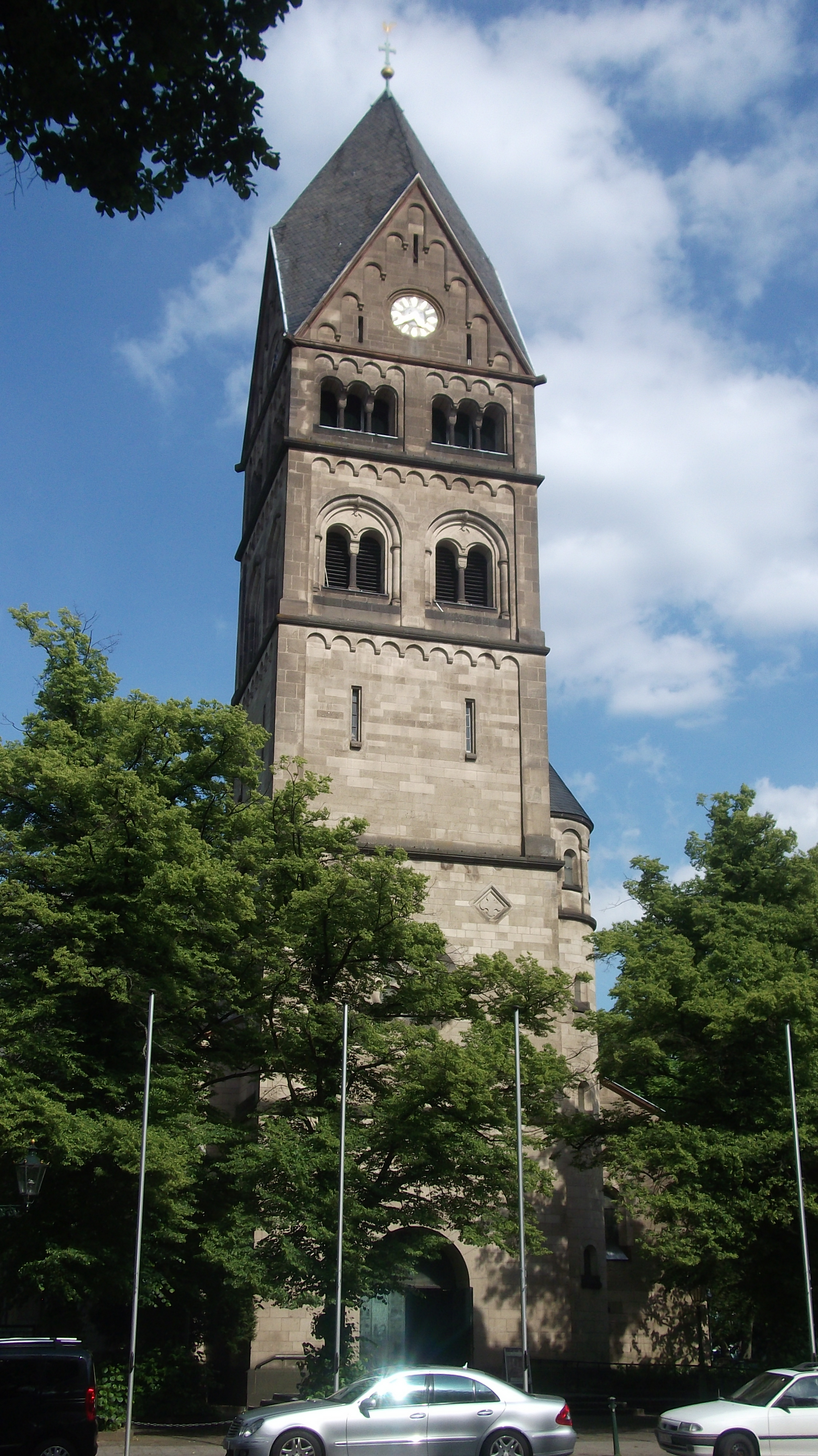Der Kirchturm von der Kirche Maria Rosenkranz