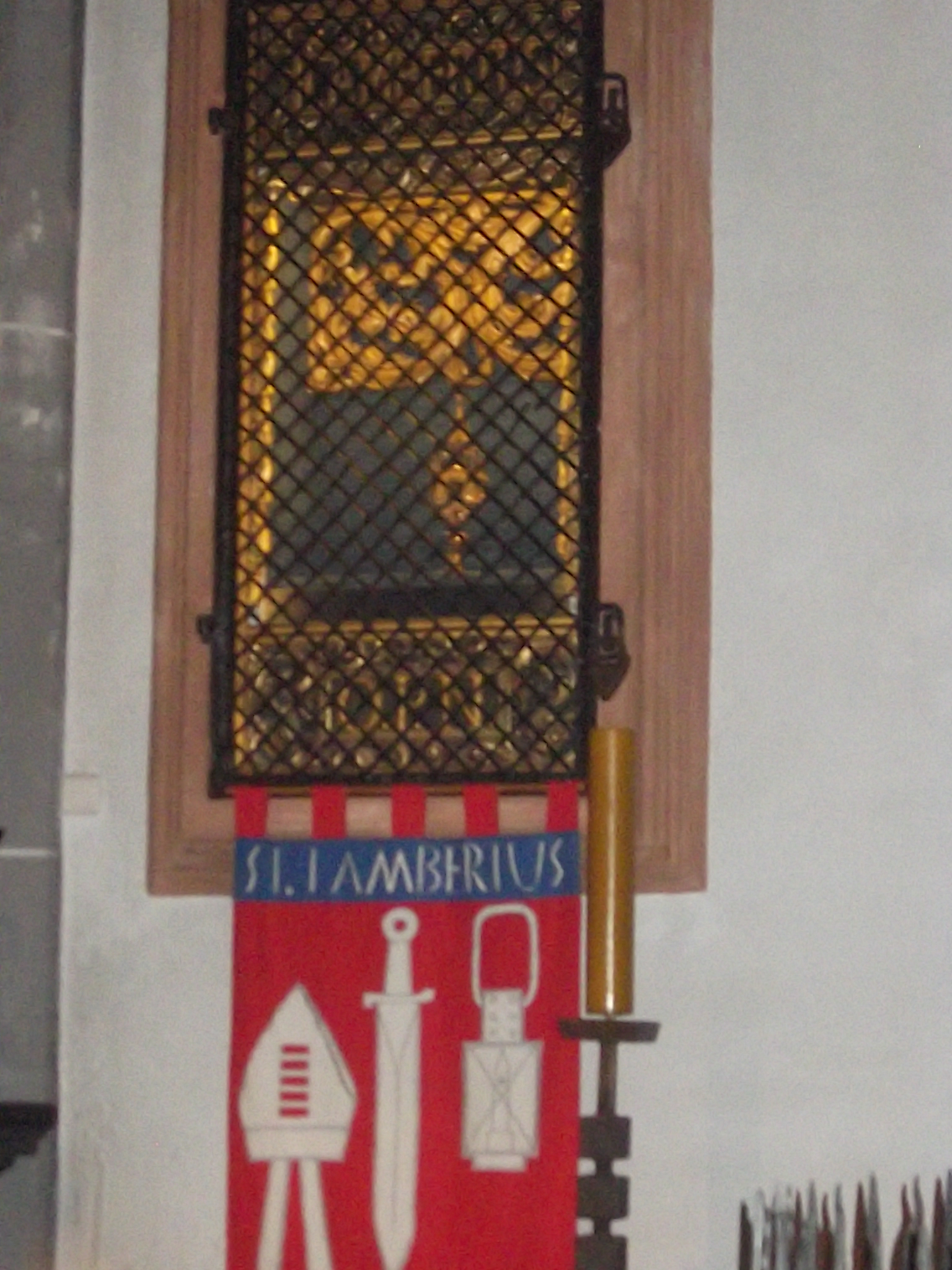 Reliquienschrein des Hl. Lambertus, versteckt in einer Ecke der Basilika