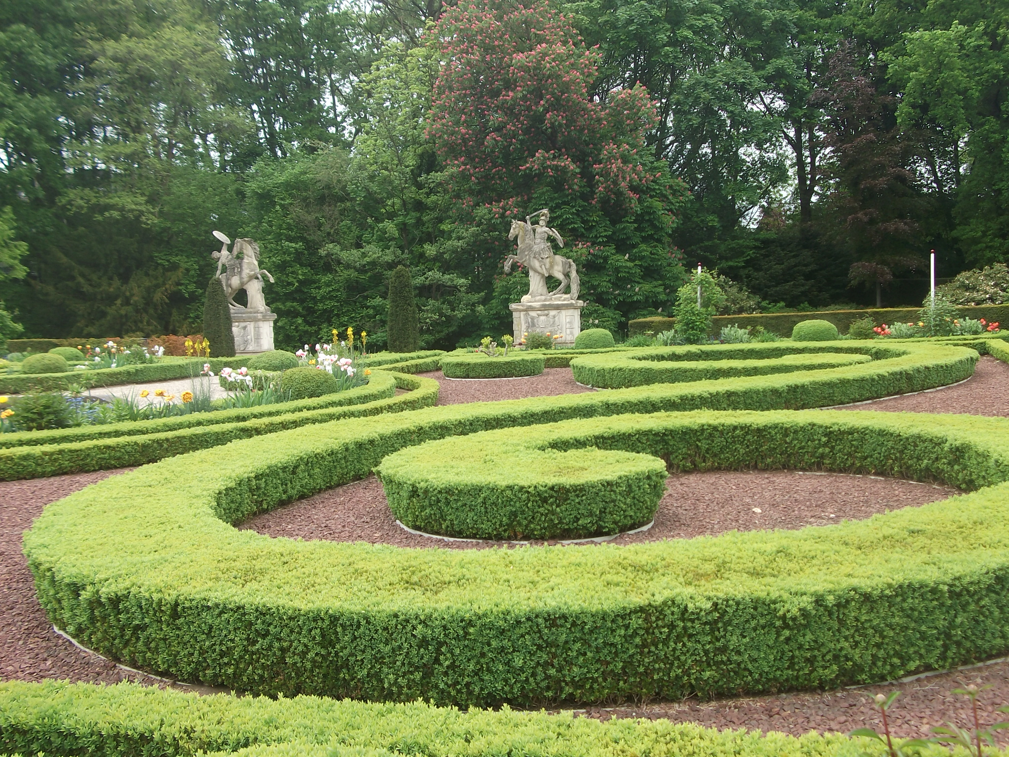 der barocke Wassergarten mit in Form geschnittenen Hecken