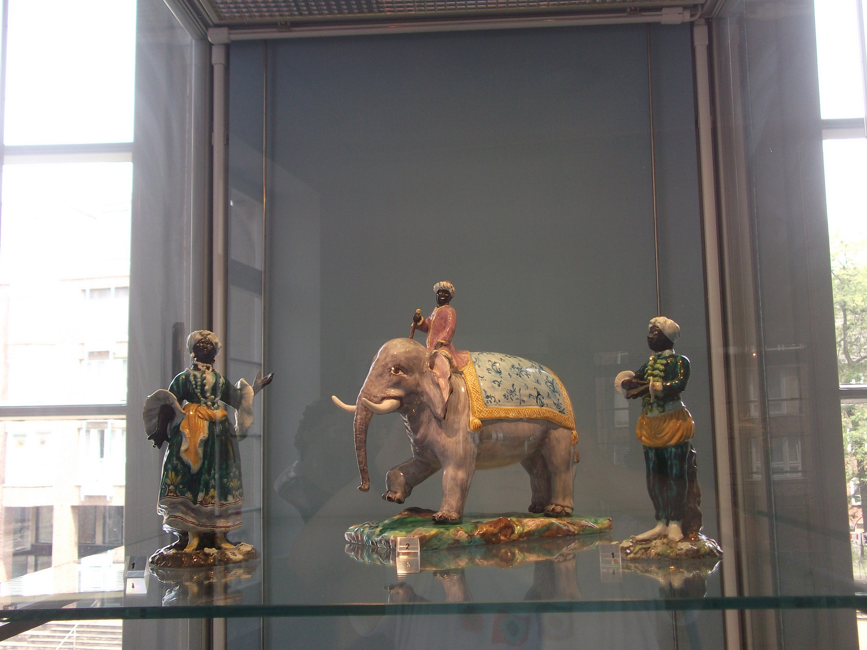 Figuren aus Porzellan: Mohren Braunschweig Chely Manufactur 1745-56 und einer mit Elefant  Reval (Estland) nach 1850