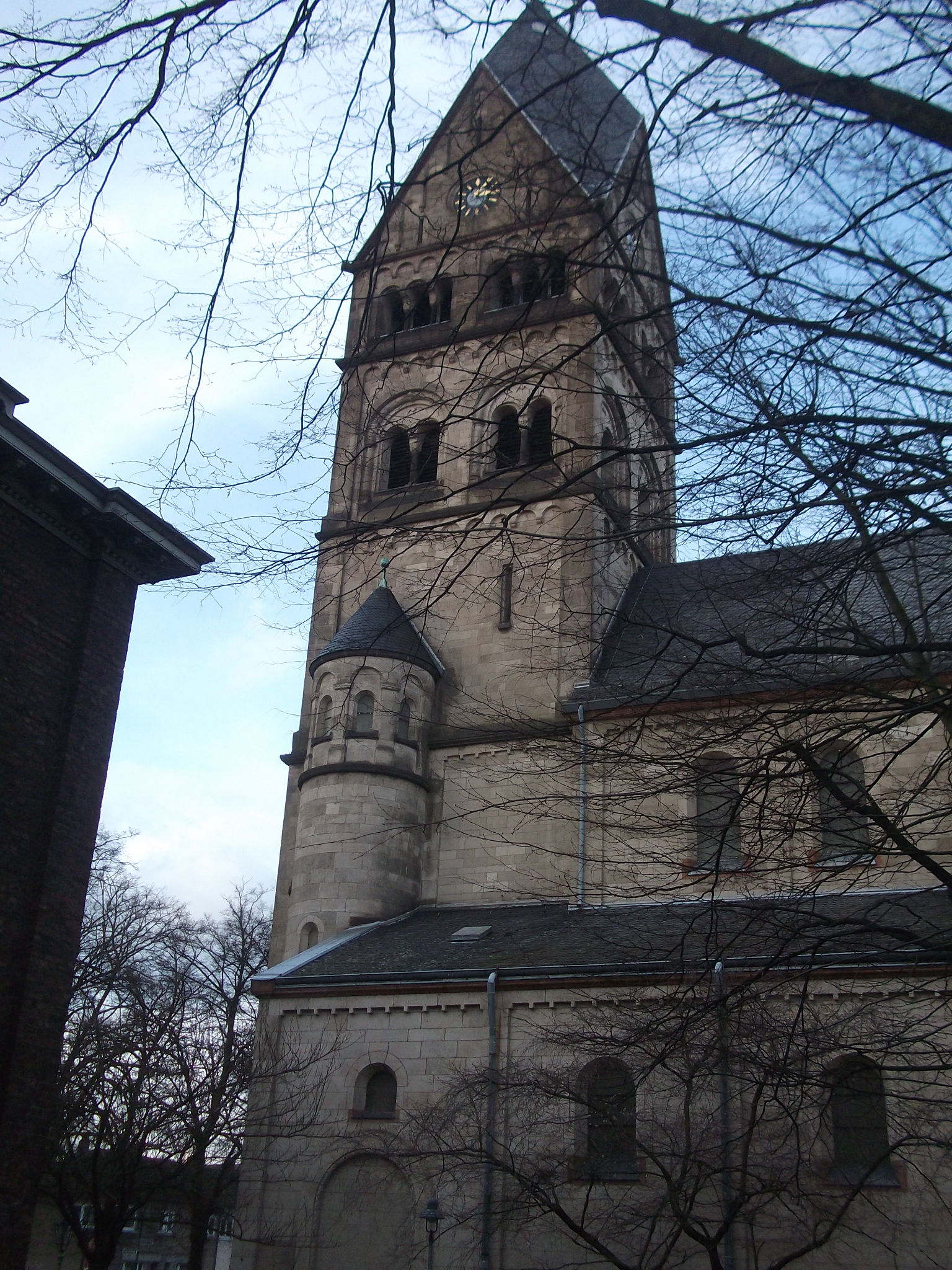 Seitenansicht auf die kath. Kirche Maria Rosenkranz: der Turm