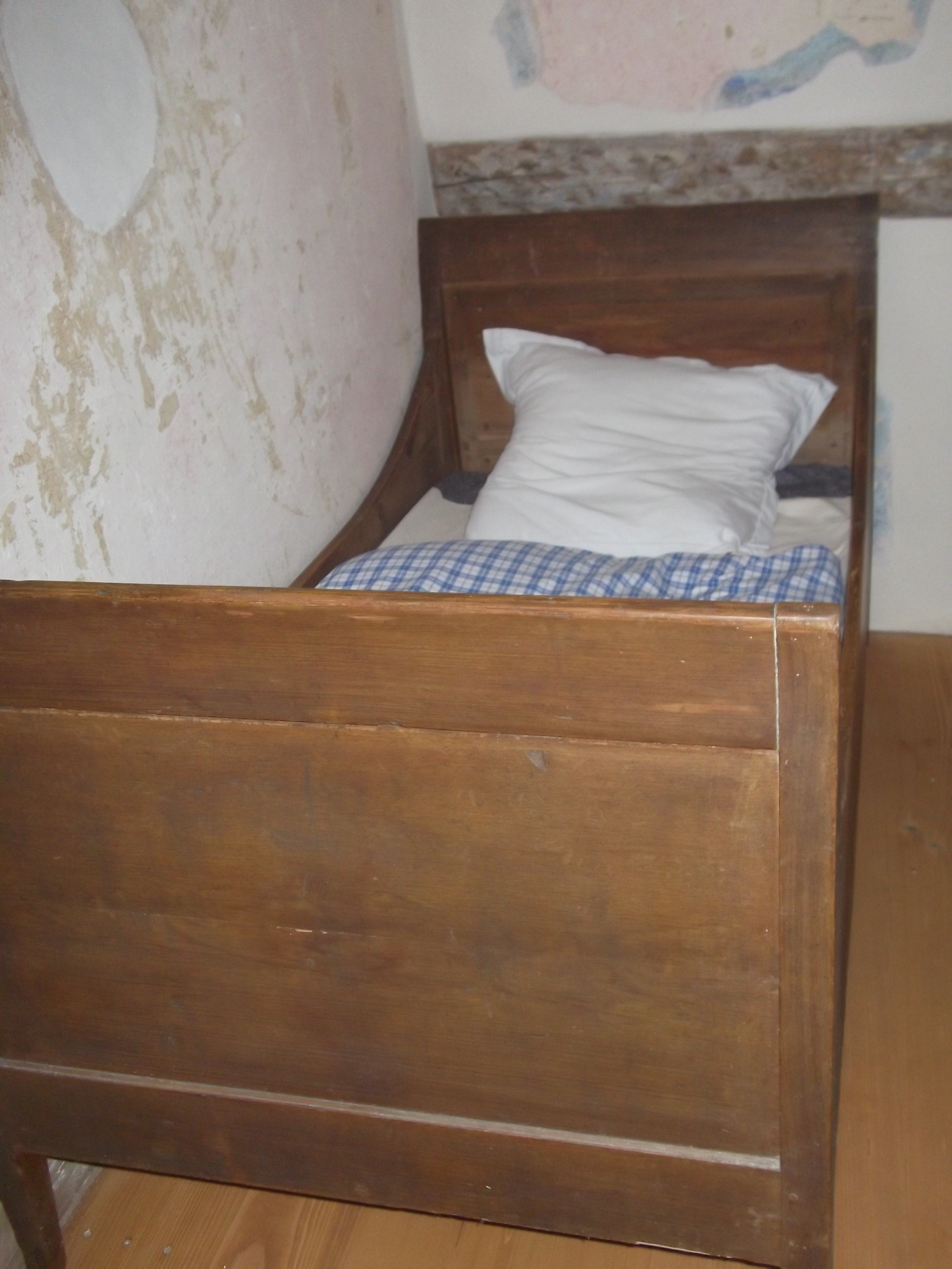 Luxus f&uuml;r den Hausherrn: ein Bett aus Holz!