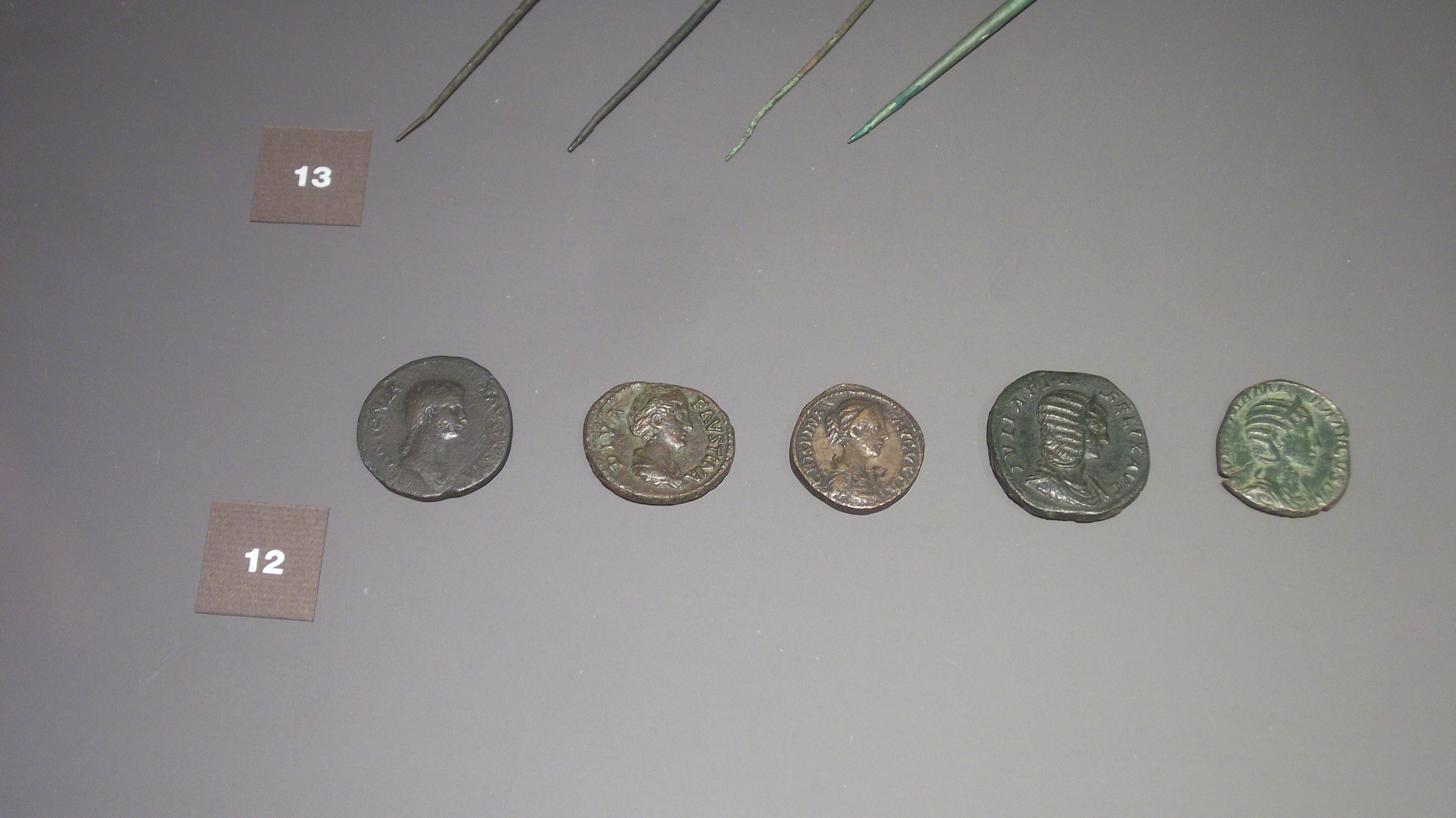 Grabungsfunde unterschiedliche römische Münzen