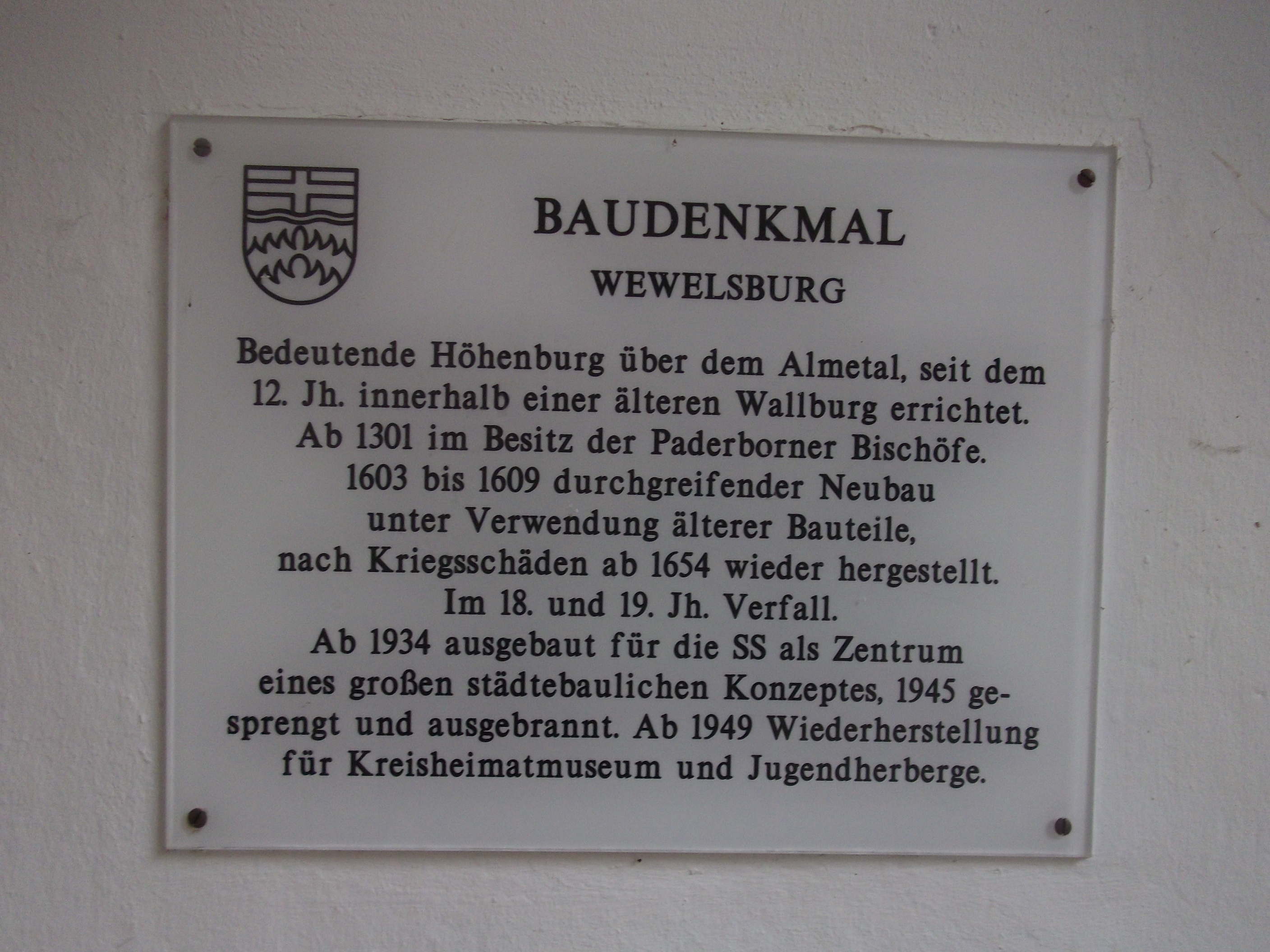 Geschichte der Wewelsburg auf einer Infotafel am Eingang