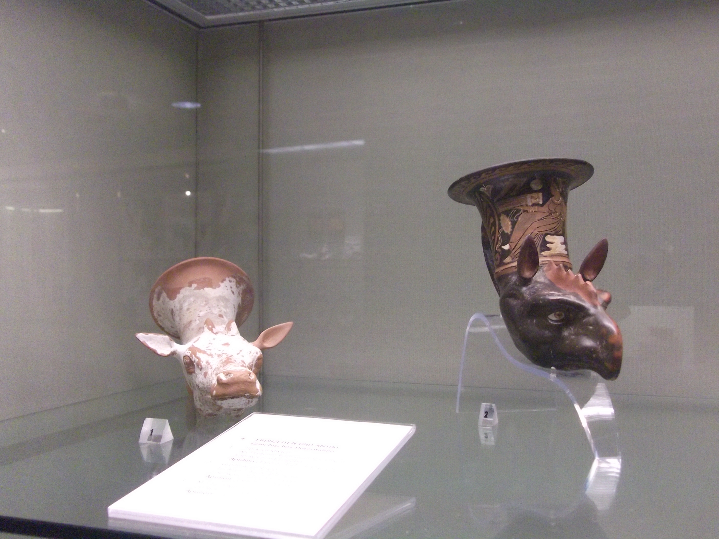 Apulien antiker Kopf einer Hirschkuh Irdenware 350-300 v. Chr.