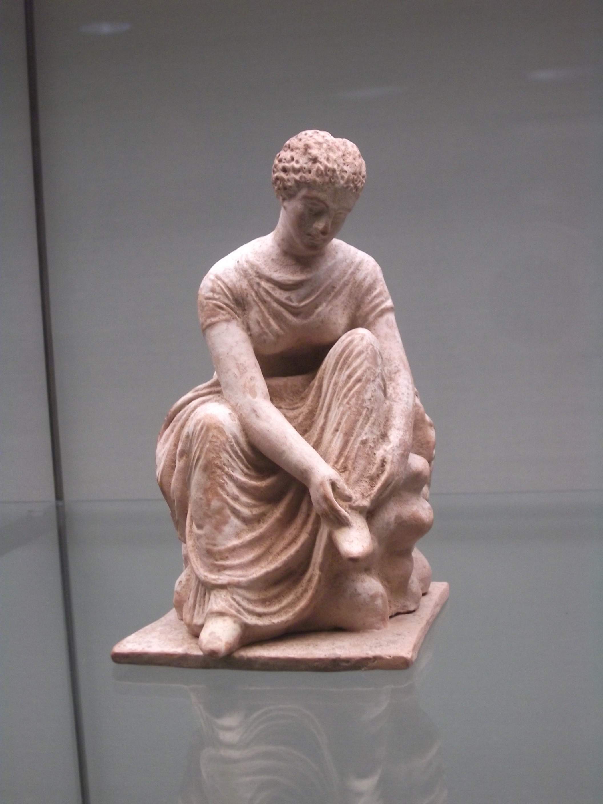 sitzende Frauenfigur Tanagra Griechenland 5.4. Jahrhundert v. Chr.