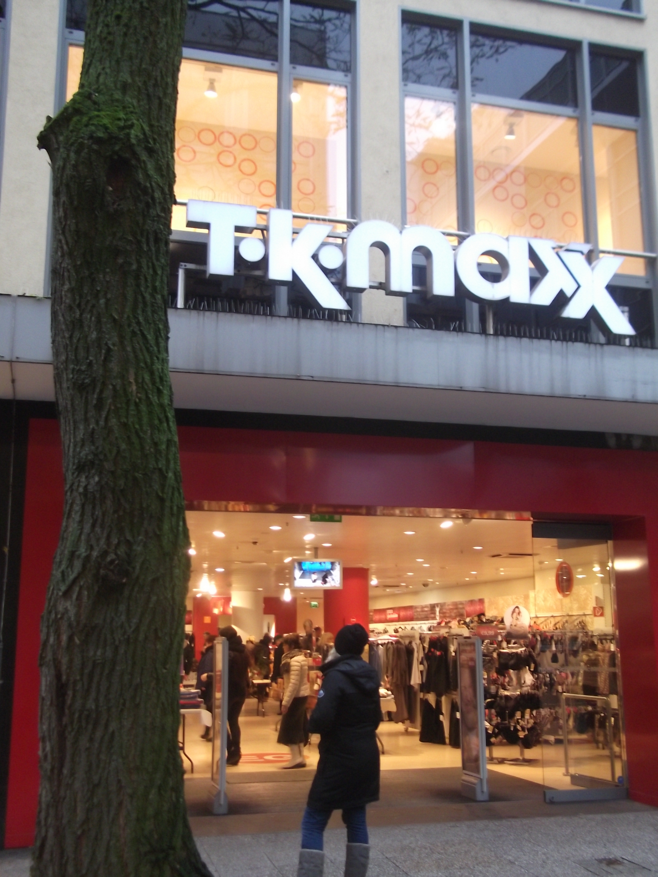 Seiteneingang von TK MAXX in Wuppertal