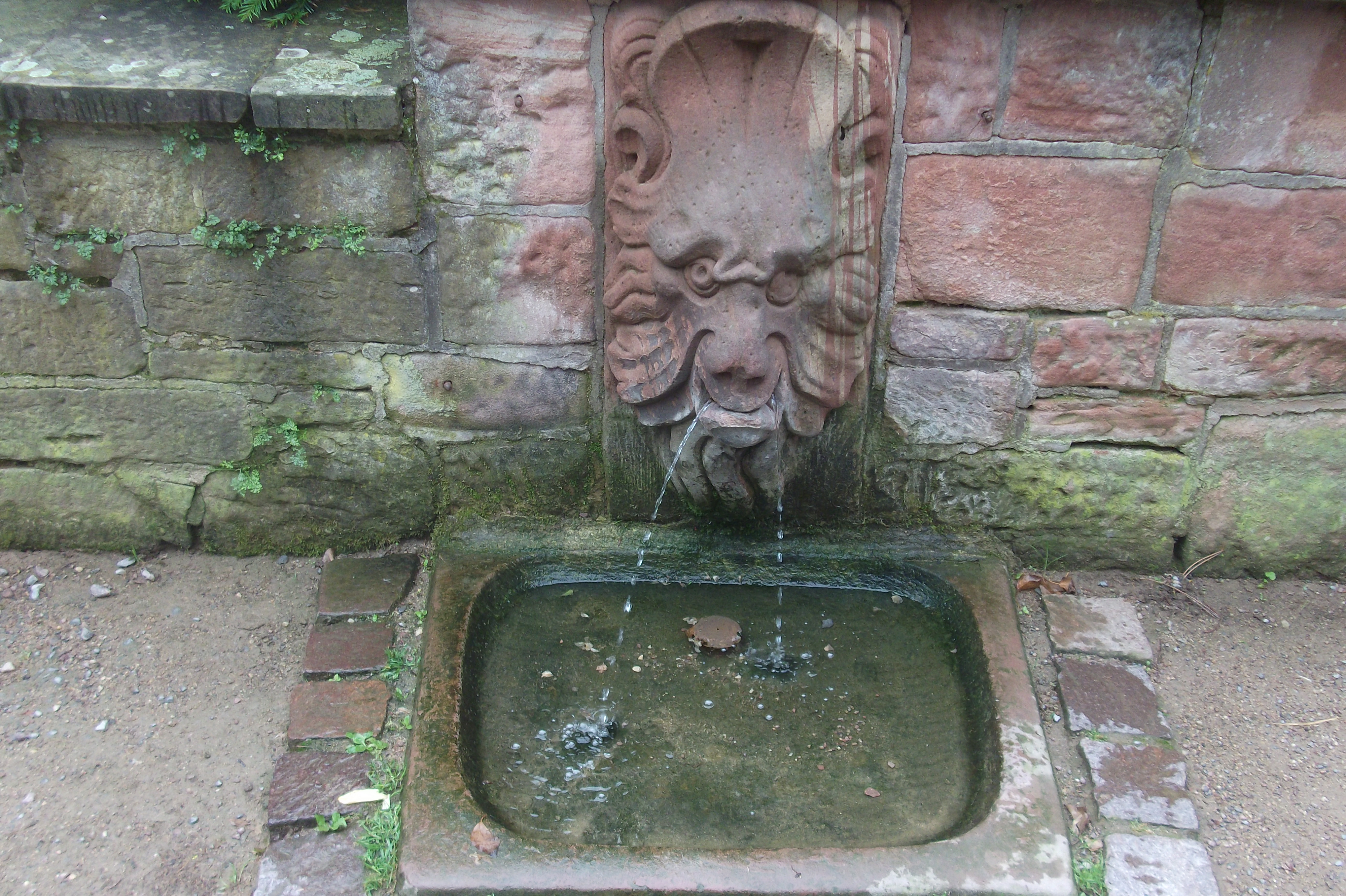 Brunnen neben der Villa