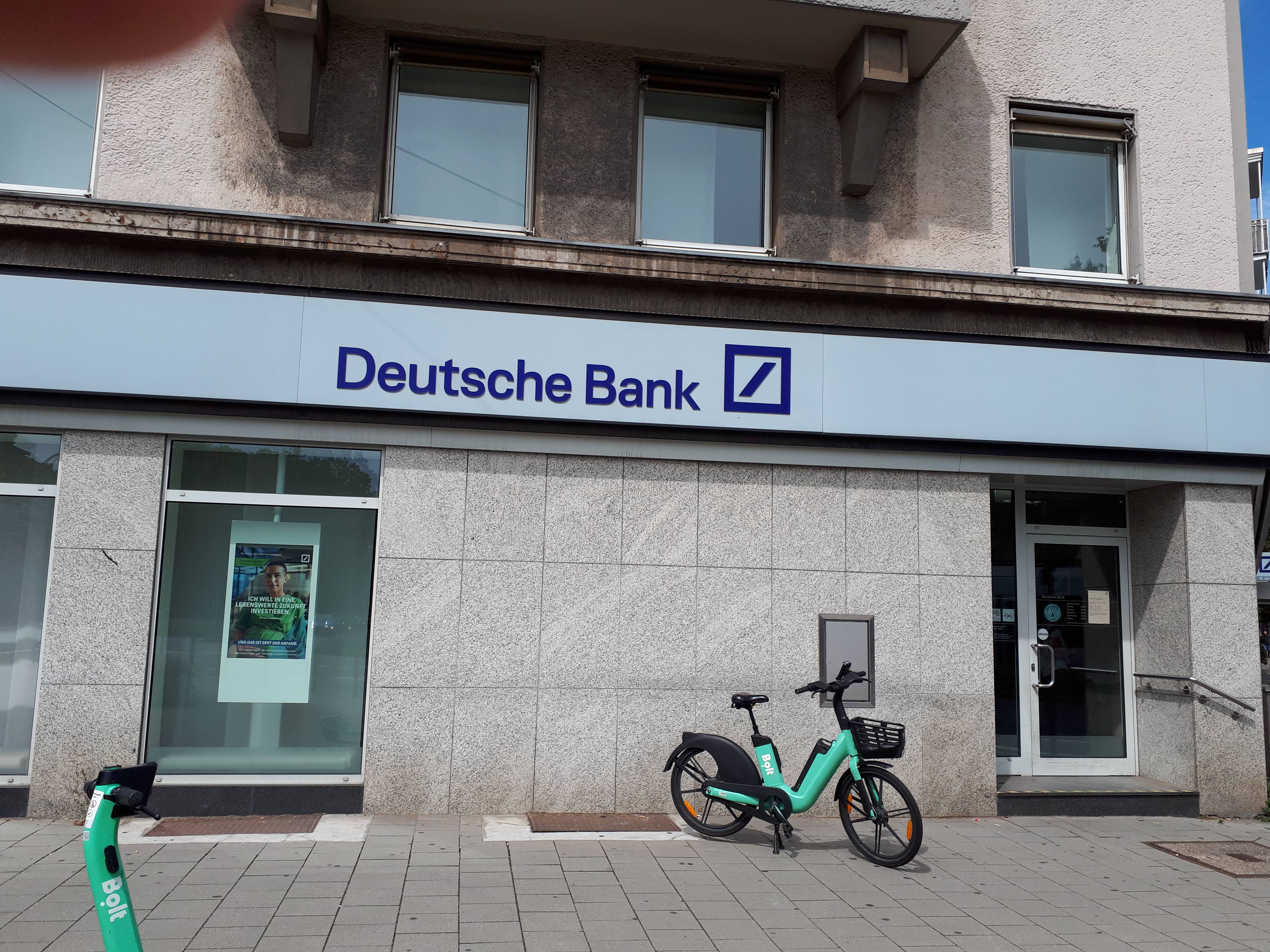 Bild 1 Deutsche Bank Filiale Düsseldorf-Brehmplatz in Düsseldorf