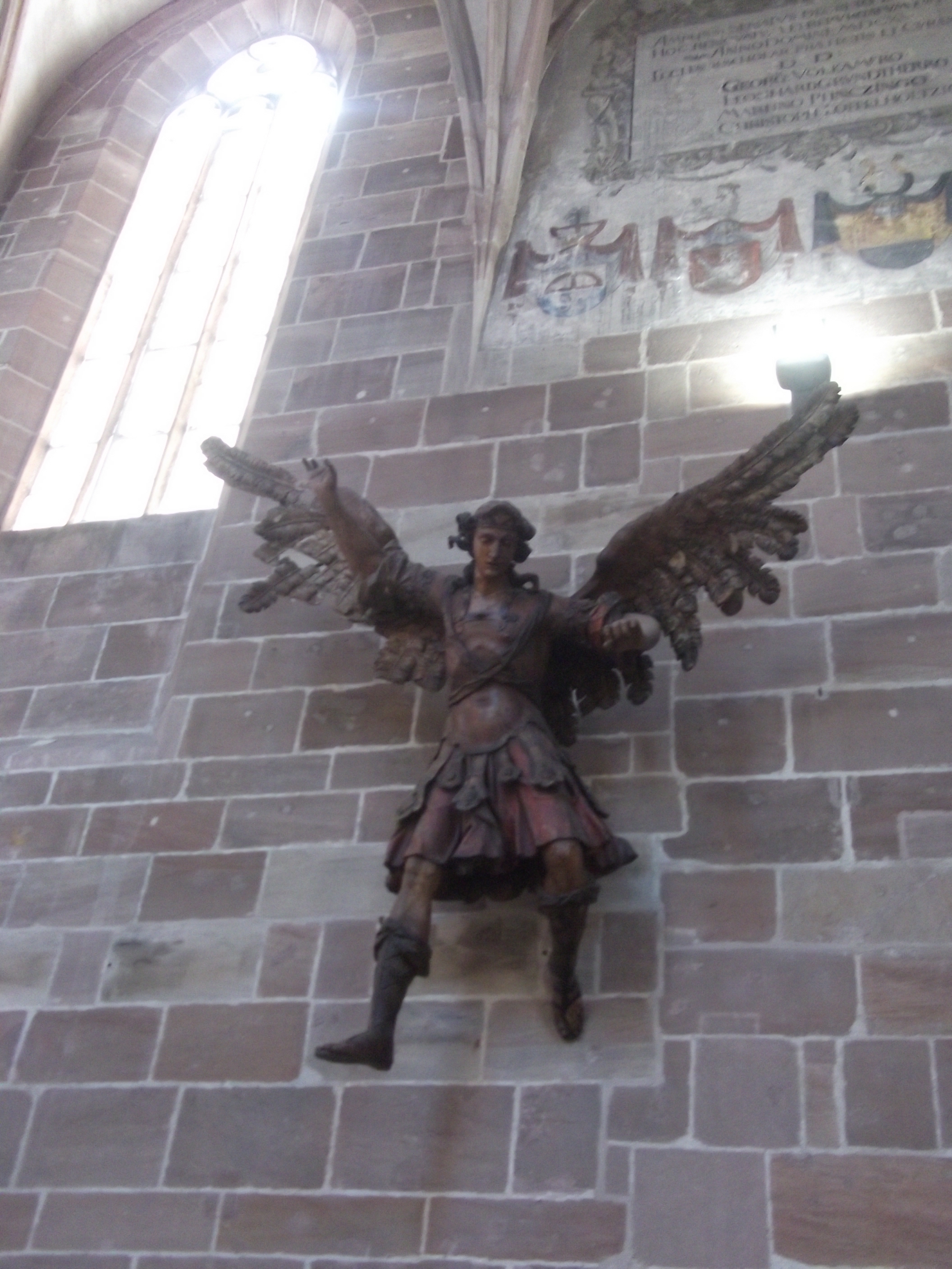 barocker Engel zwischen mittelalterlichen Mauern: Erzengel Michael in Kampfmontur hergestellt nach 1650