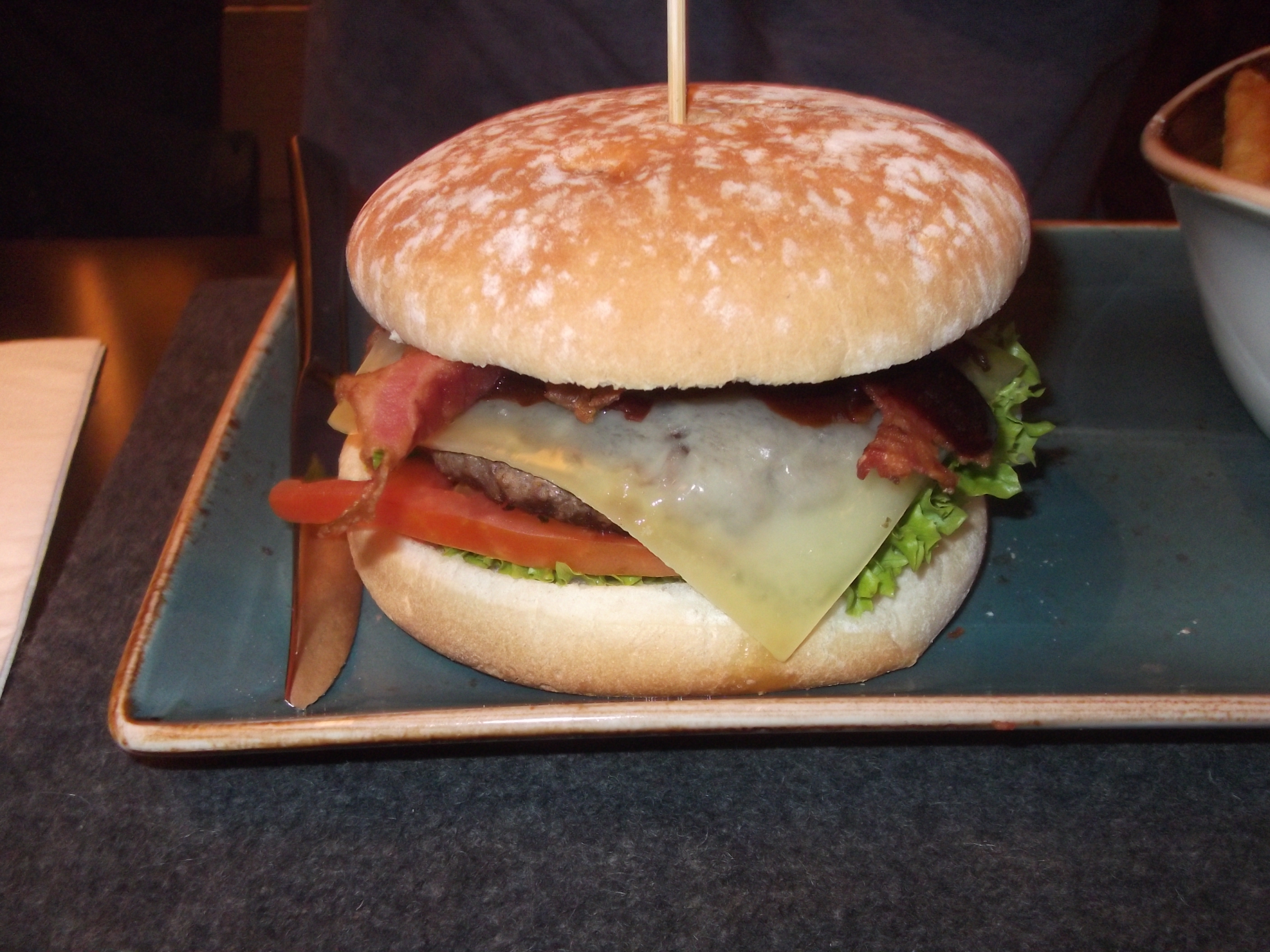 Burger mit Heumilchk&auml;se  Speck