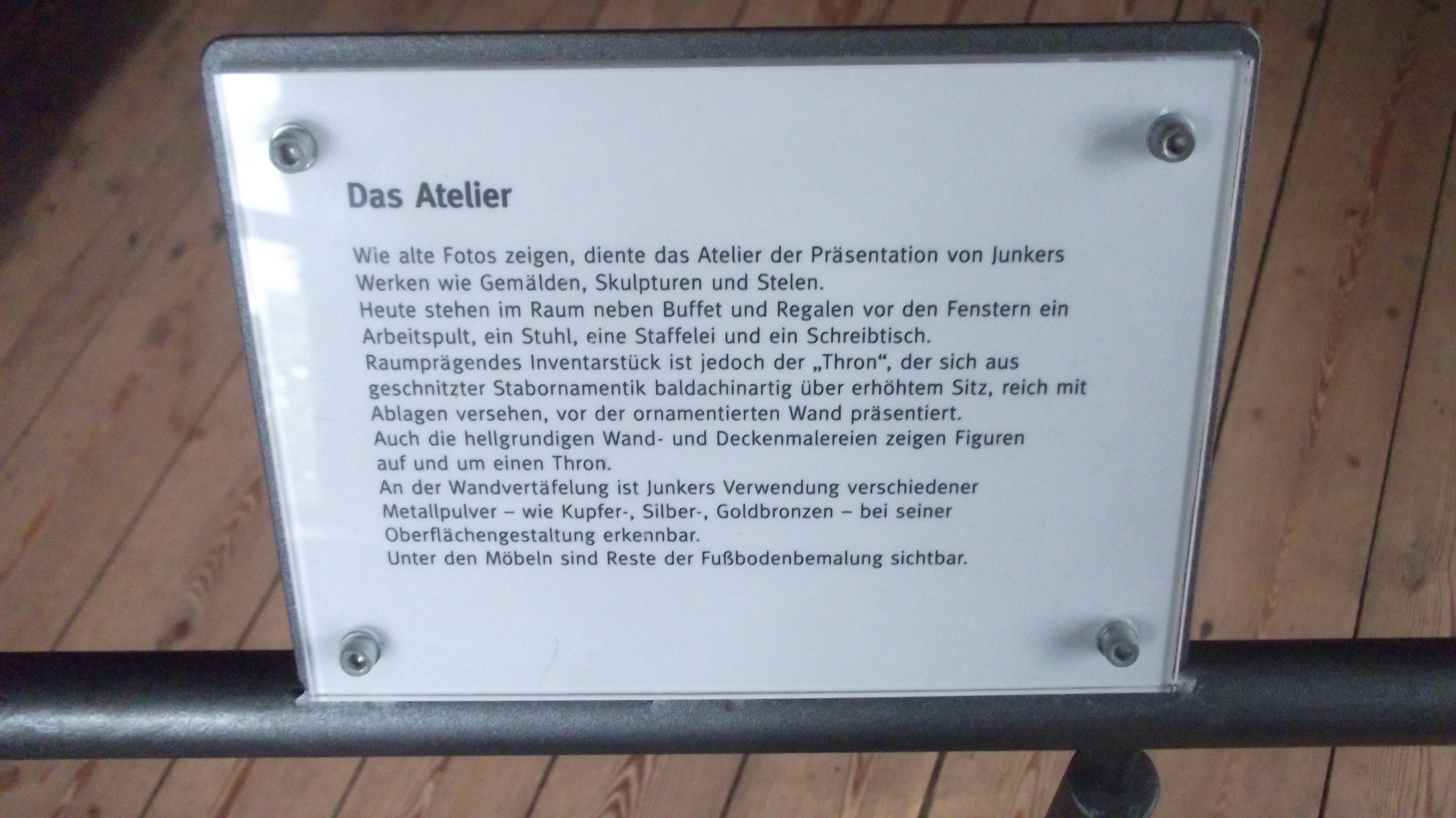 Infotafel vor einem der Räume