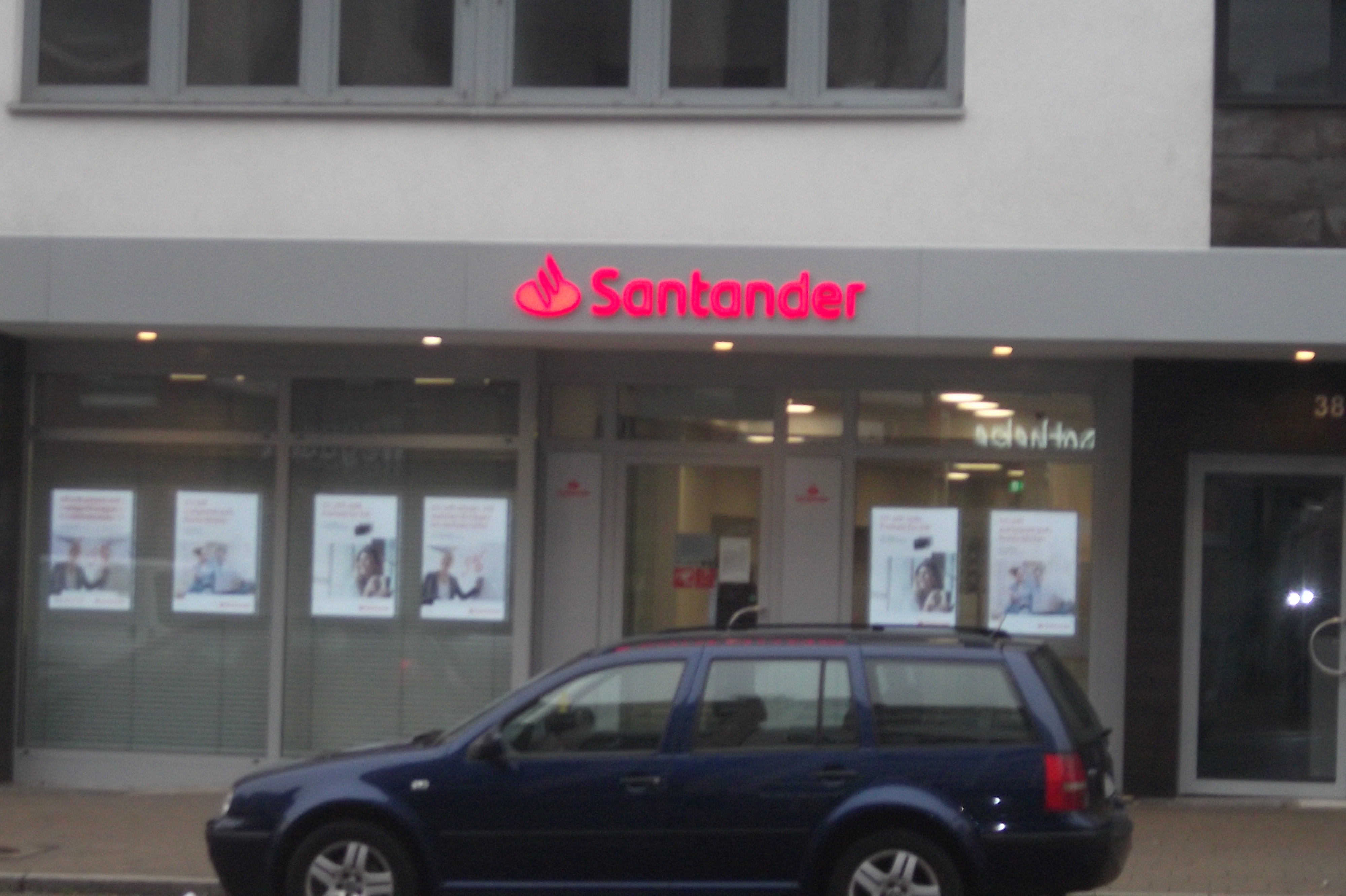 Bild 1 Santander Bank Zweigniederlassung der Santander Consumer Bank AG in Düsseldorf