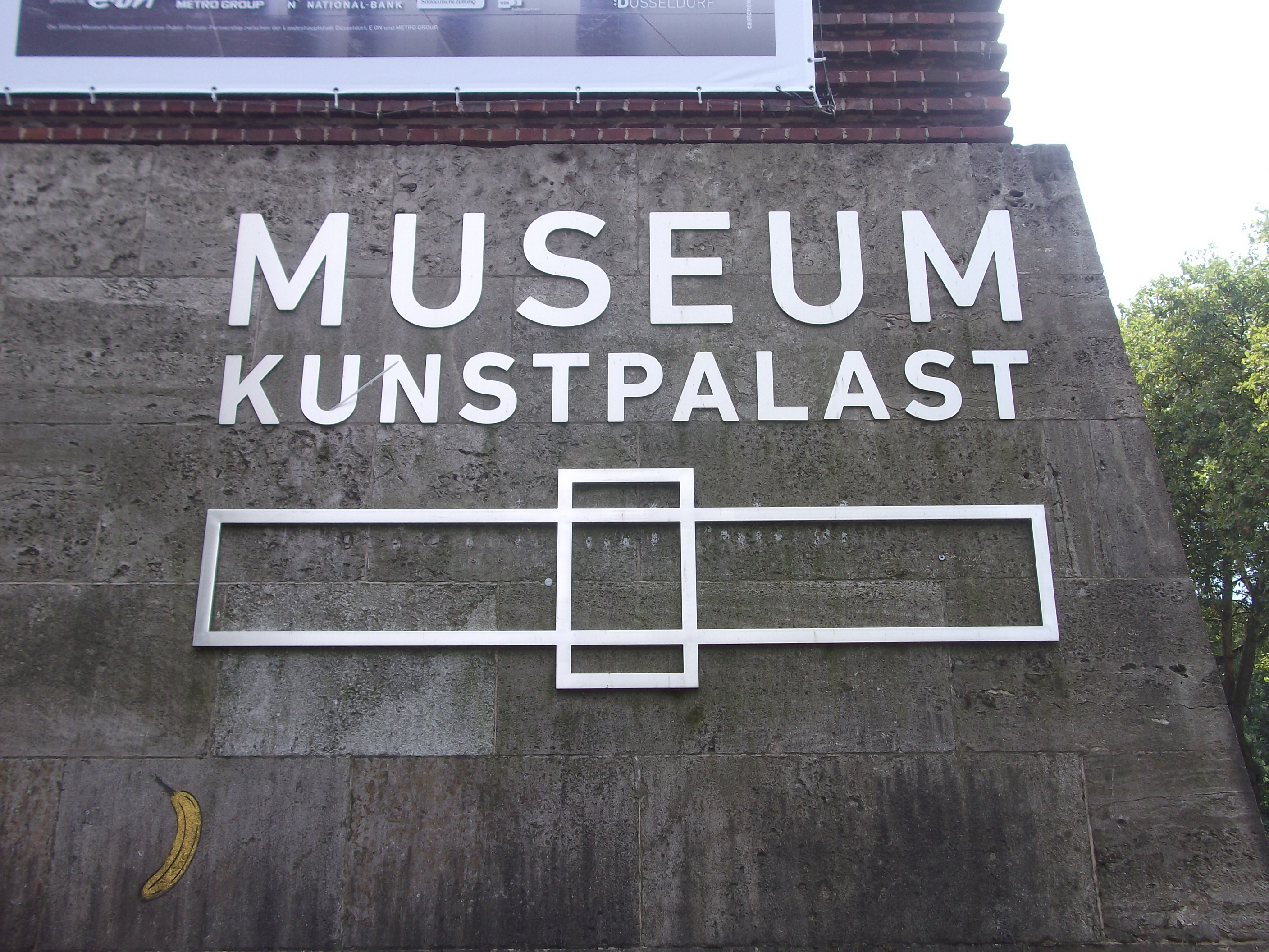 offizielles Logo vom Museum Kunstpalast an der Außenfaßade