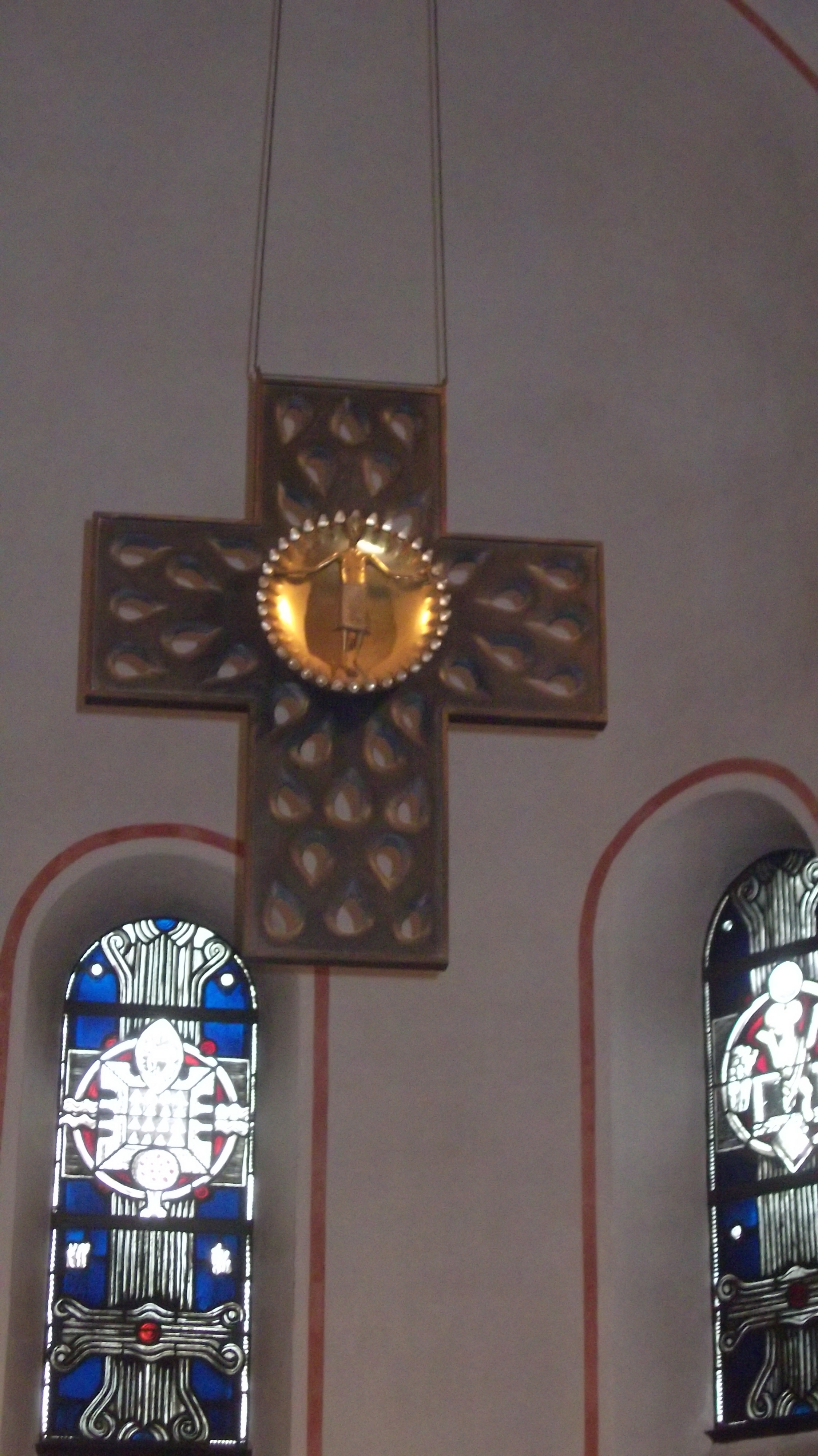 moderner Kreuz &uuml;ber dem Altar