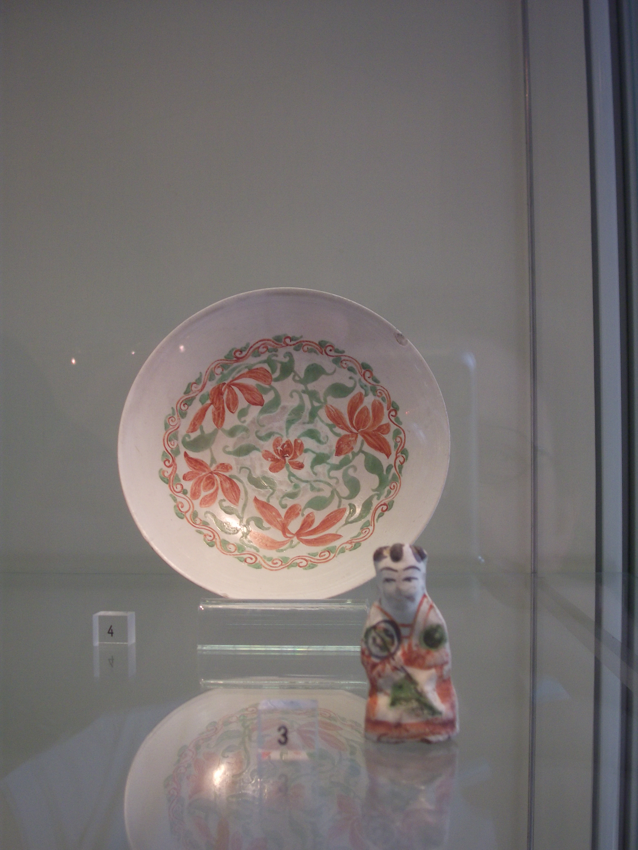 porzellanartiges Steinzeug aus der Song-Zeit (960-1249) Chinesenfiur und Schale (sog. Cizhou-Ware) kaltbemalt