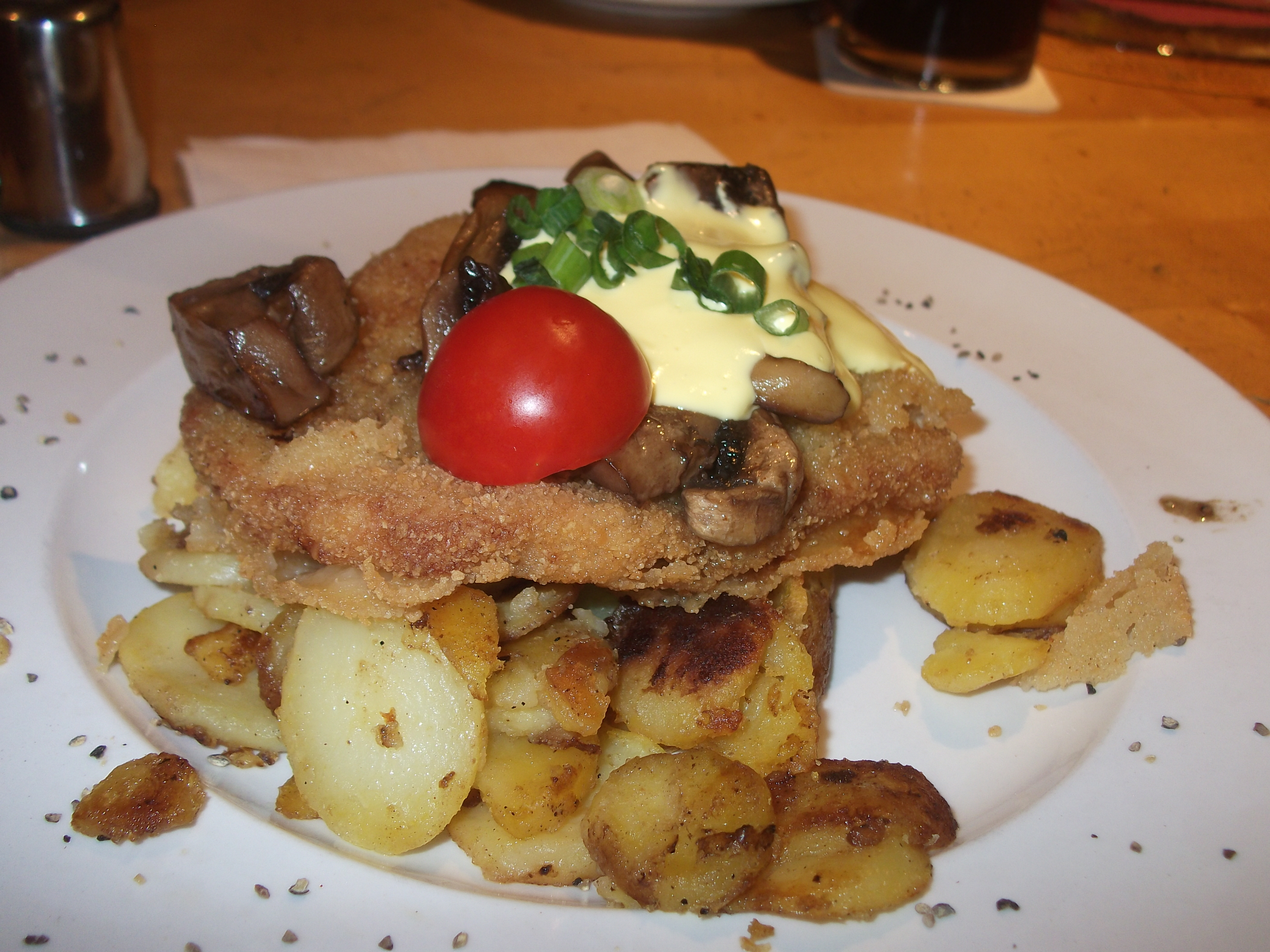 mein und das Essen von Frau Blattlaus: Braumeister Krüstchen (Schnitzel, Bratkartoffeln und Champignon) kaum zu schaffen!