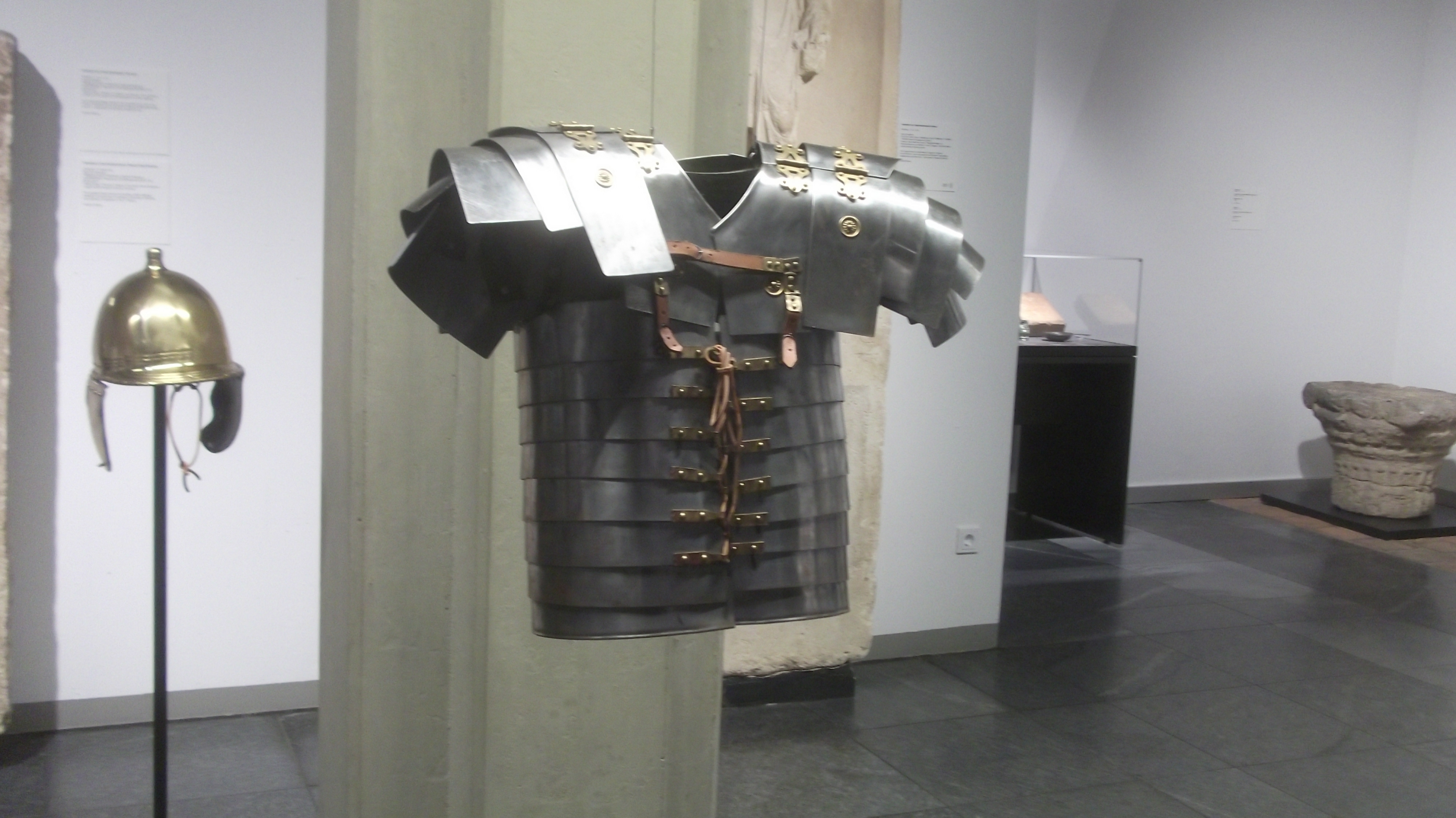teurer Schutz - eine Nachbildung einer römischen Rüstung