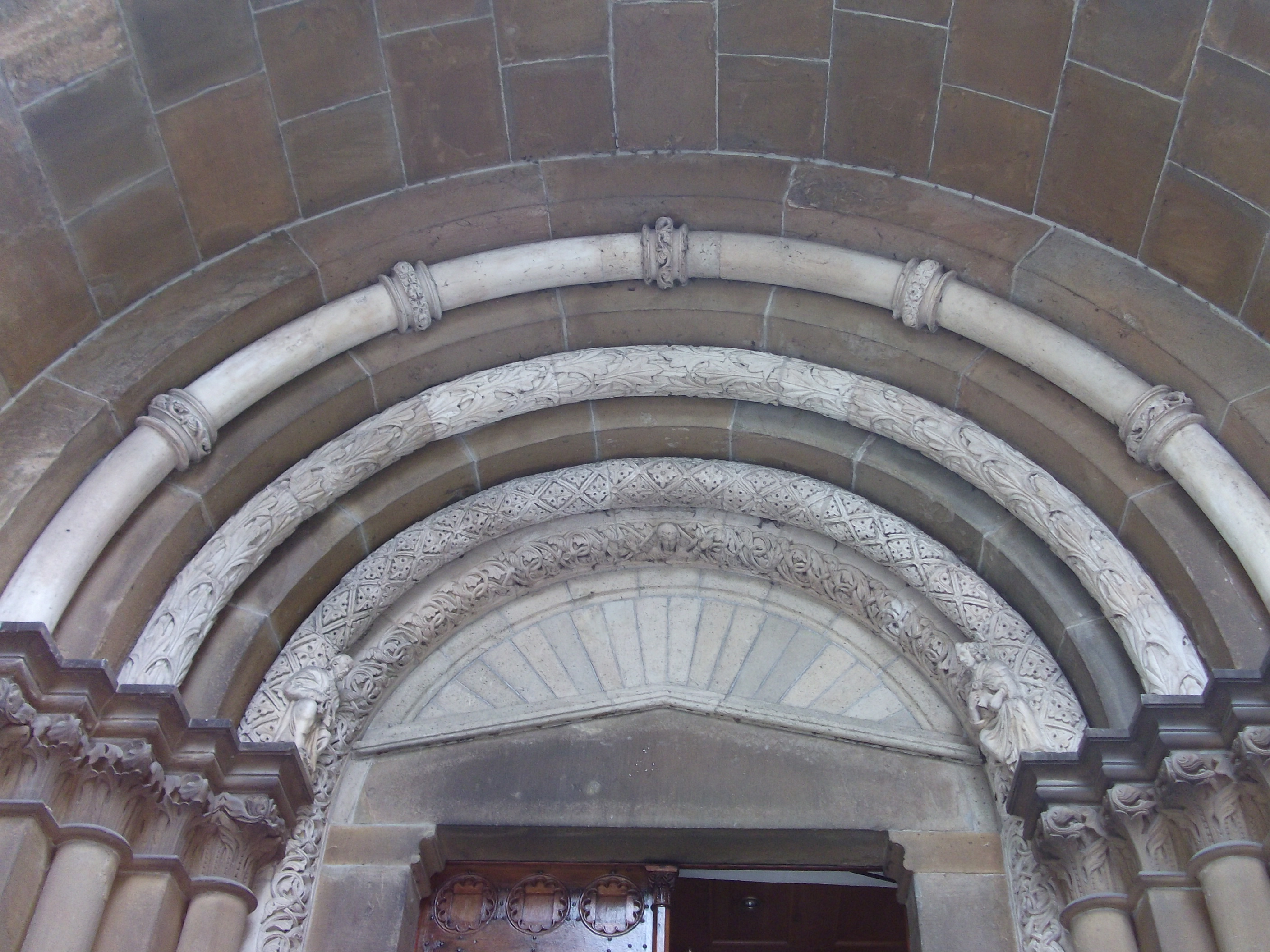 Detail am Kirchenportal