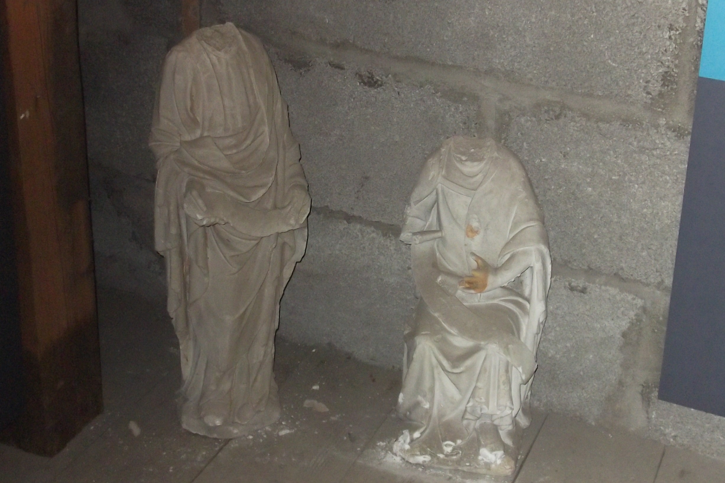 beschädigte Skulpturen, die nicht eingelagert wurden
