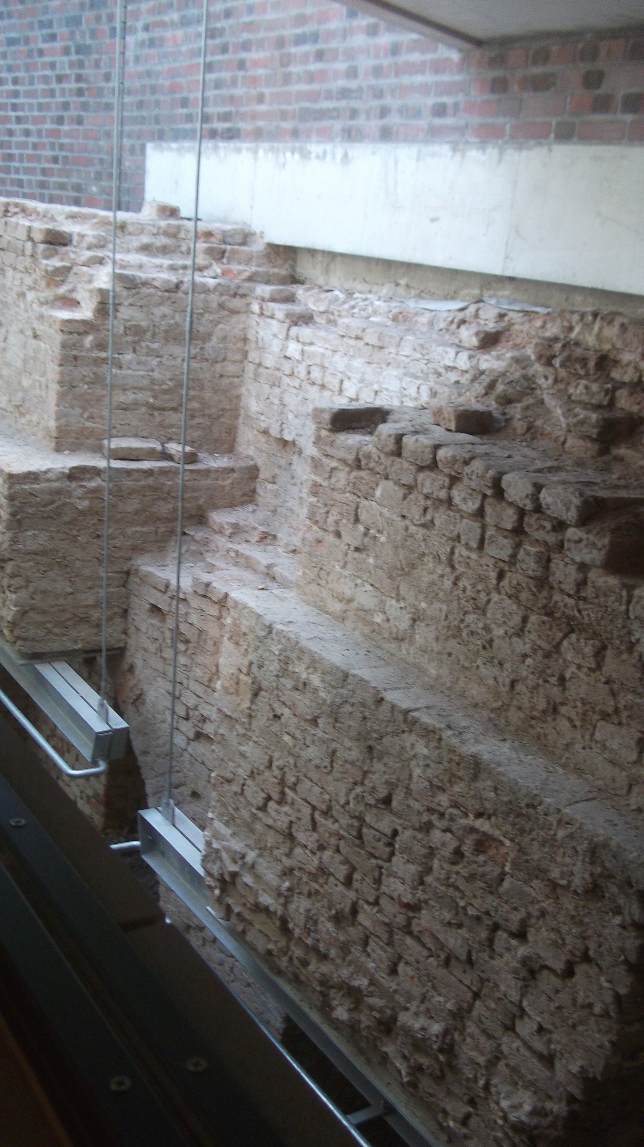 Mauerreste der 1. Bauphase im grafschafter Museum