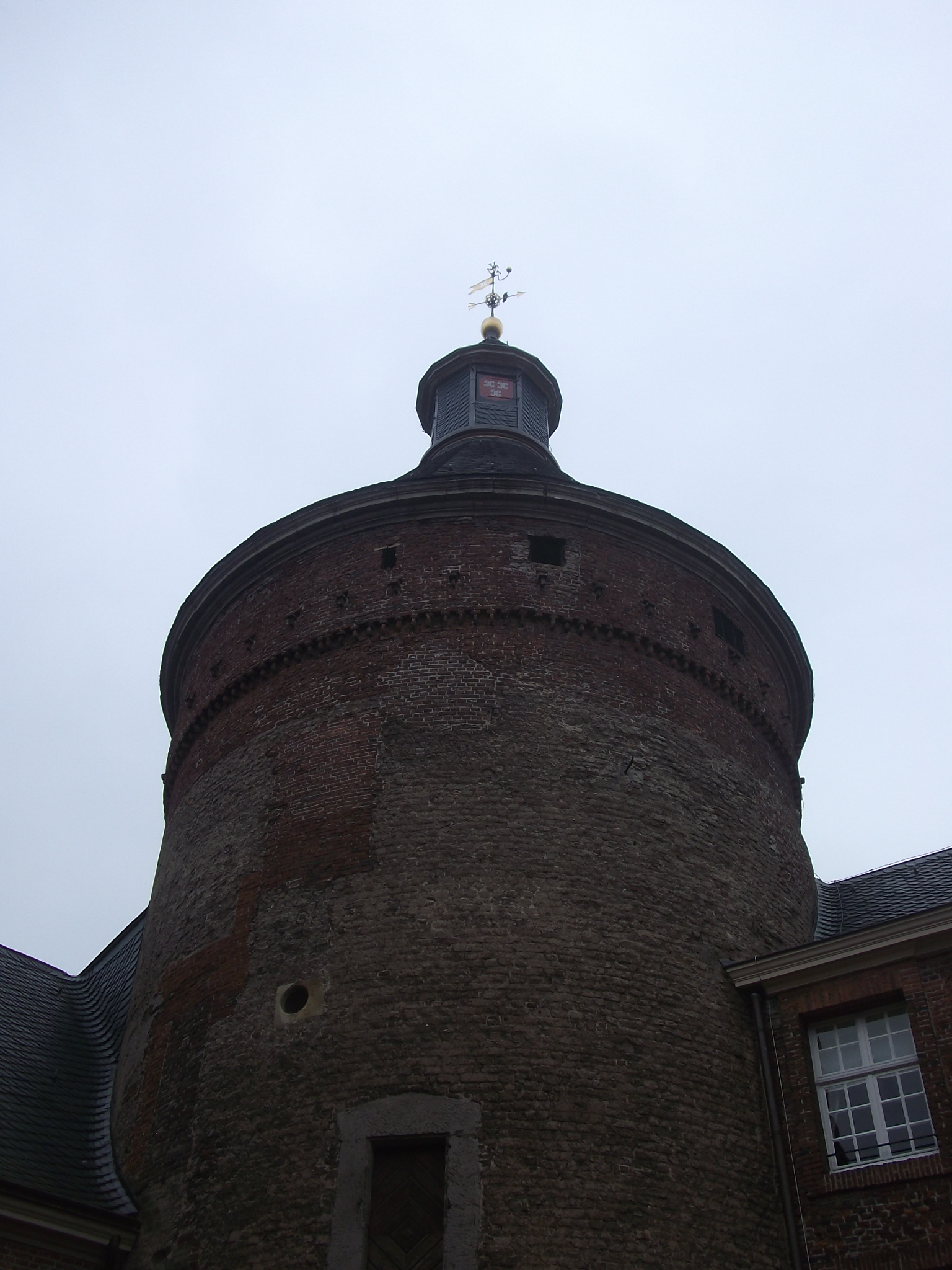 der alte Wehrturm von außen