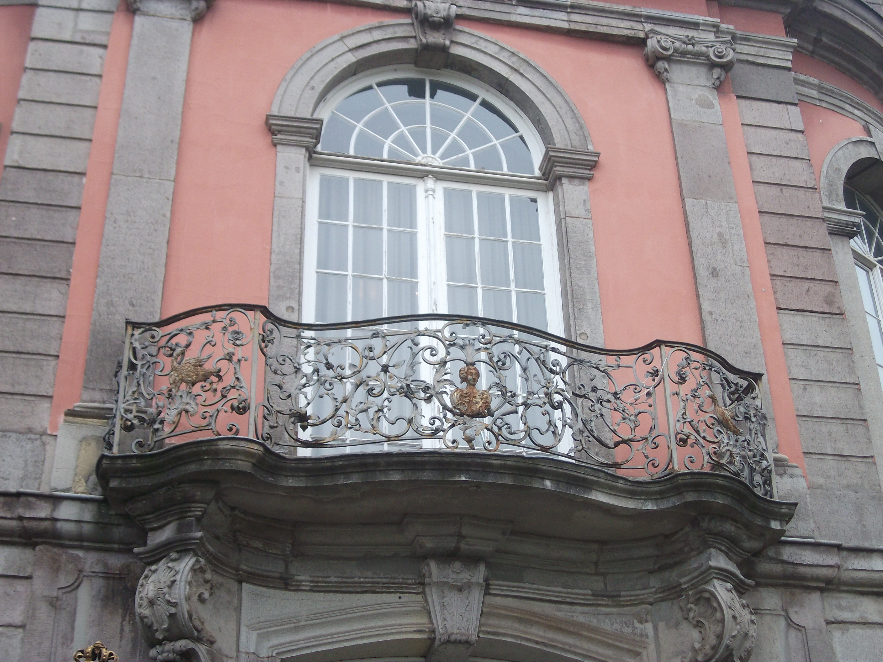 Detailansicht Balkon über der Eingangstür