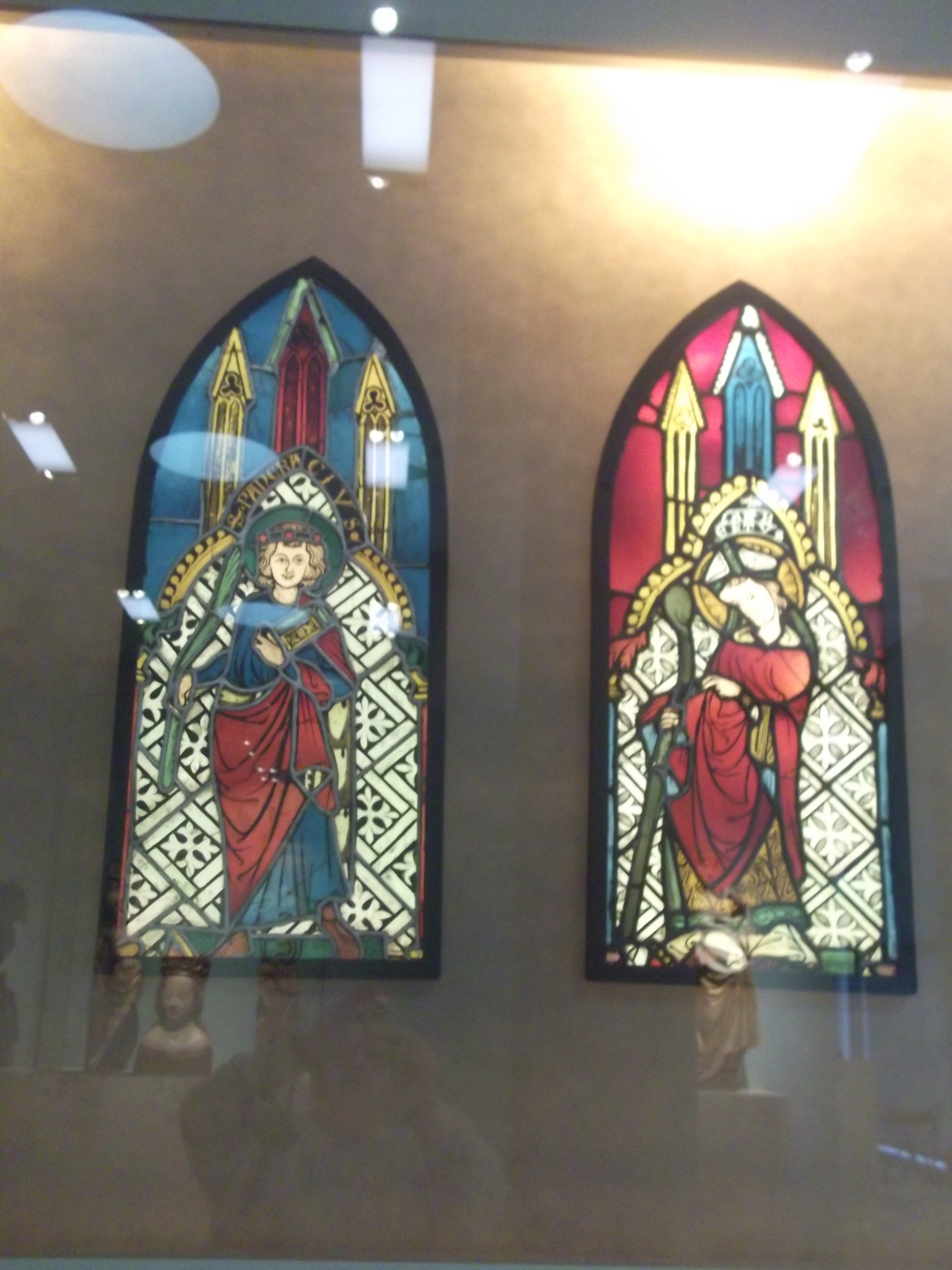 Bleiglasfenster Mittelrhein 1280 90 mit den Darstellungen der Hl. Pankratius und Lambertus mit architektonischem Hintergrund