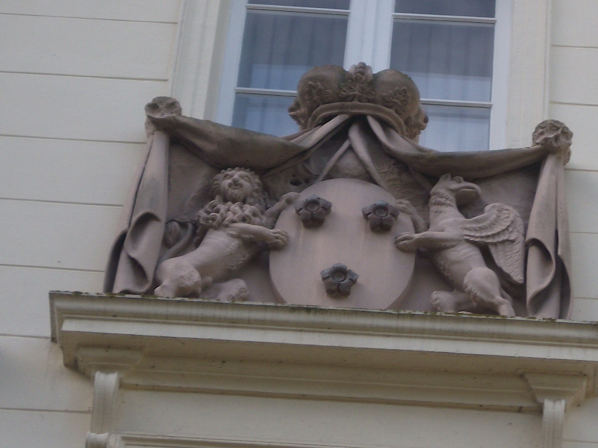 &uuml;ber dem Eingang: Wappen des Herzogs Prosper Ludwig von Arenberg (drei goldene Mistelbl&uuml;ten)
