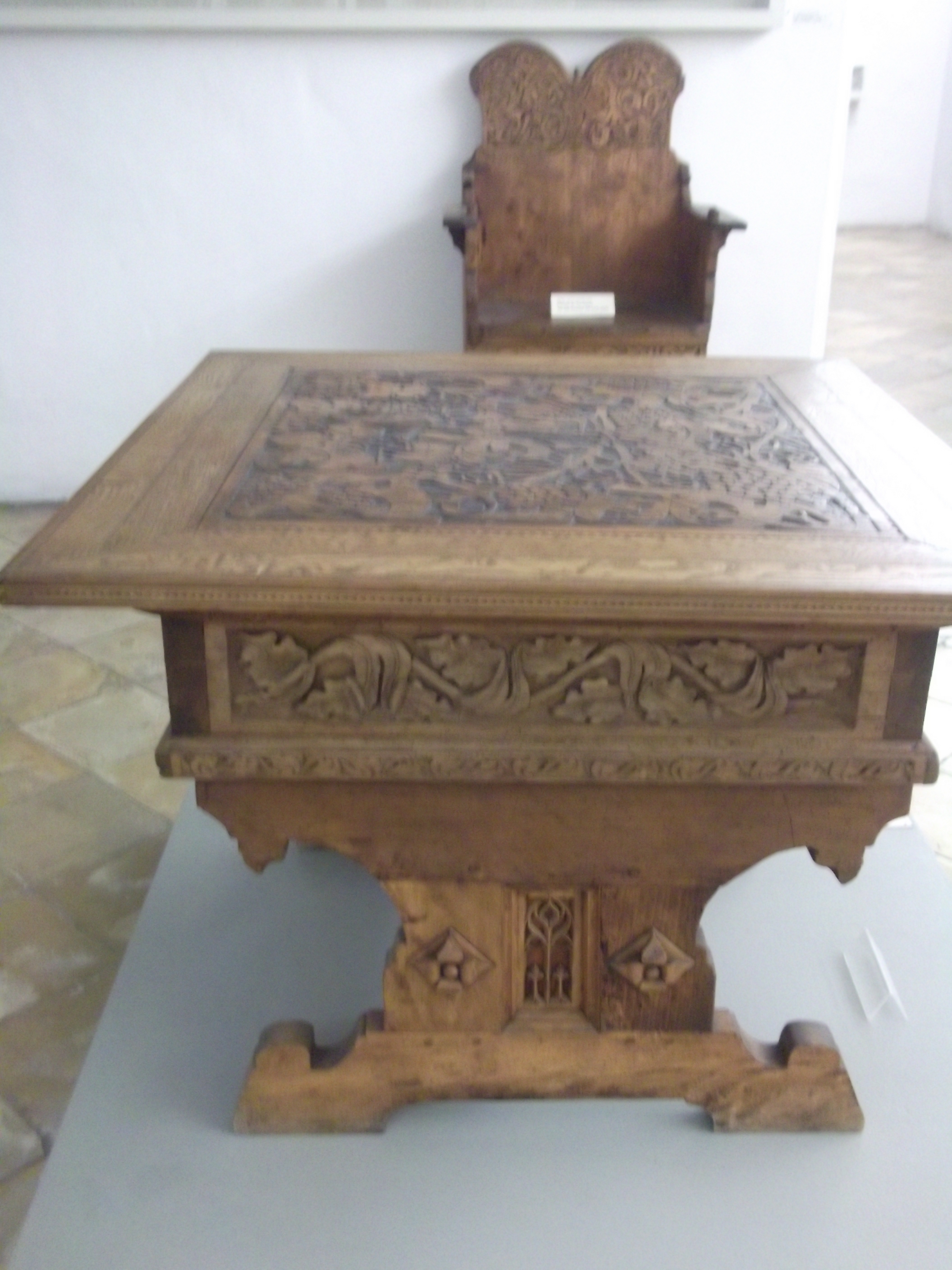 Schreibtisch und Stuhl in einer Mönchszelle