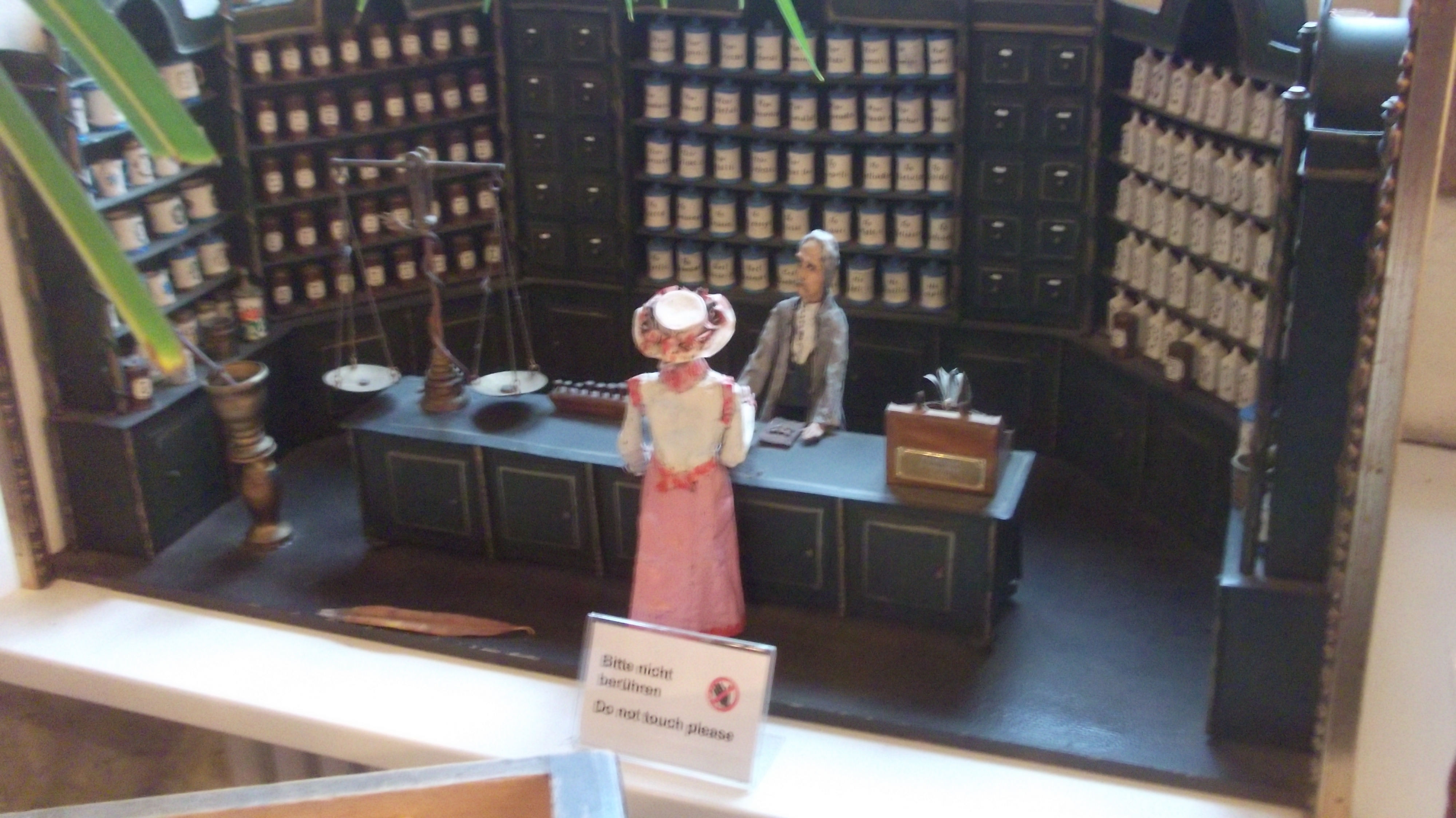 en Miniature: Apotheke als Spielzueg neben den Ausgang des Museumsshops