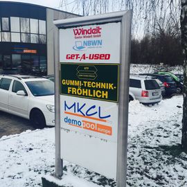 Firmenschild von MKCL- Warehouse in der Lily Braun Straße in Bad Oldesloe. 