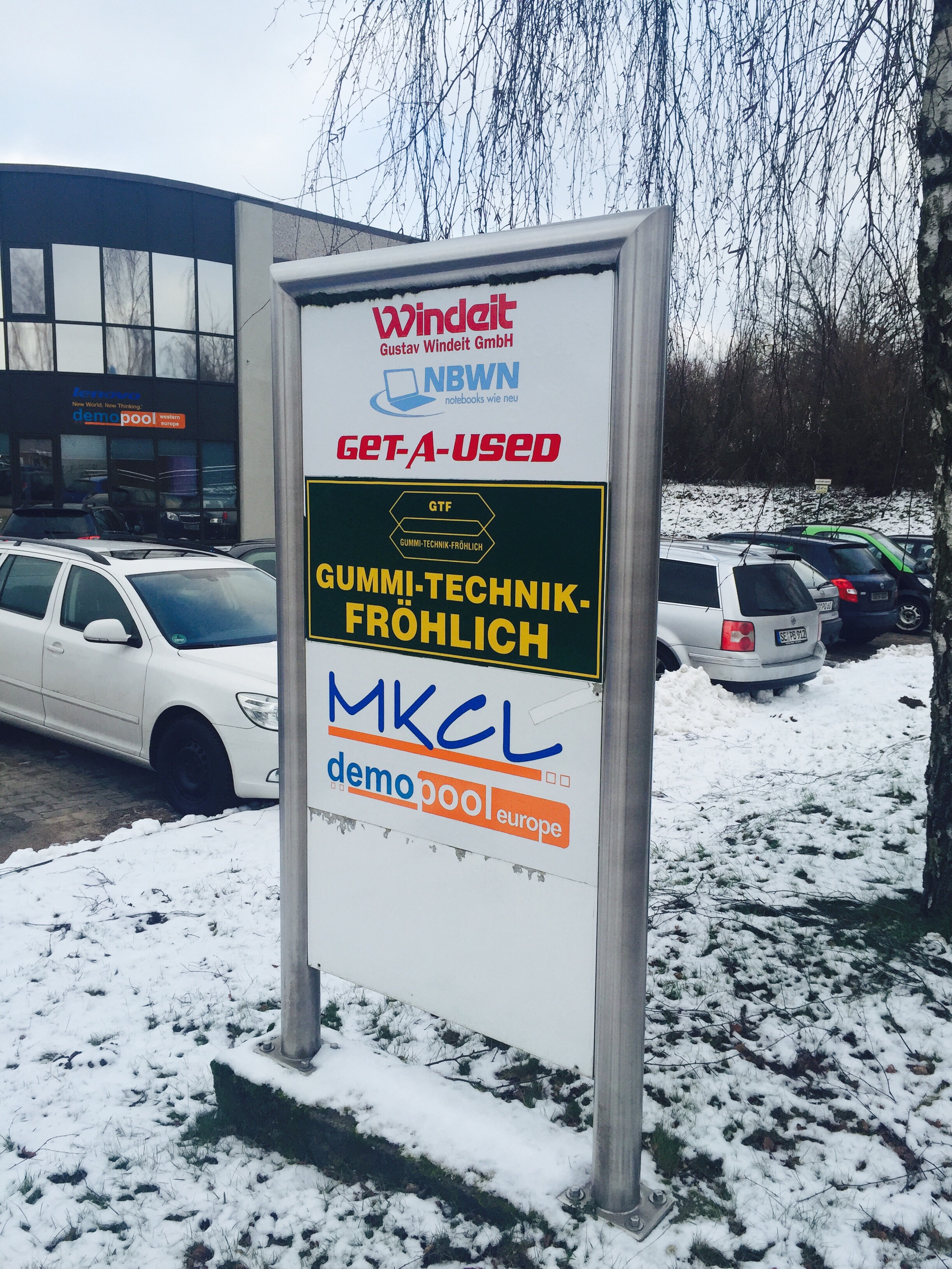 Firmenschild von MKCL- Warehouse in der Lily Braun Straße in Bad Oldesloe.