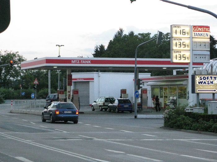 Tankstelle am Supermarkt