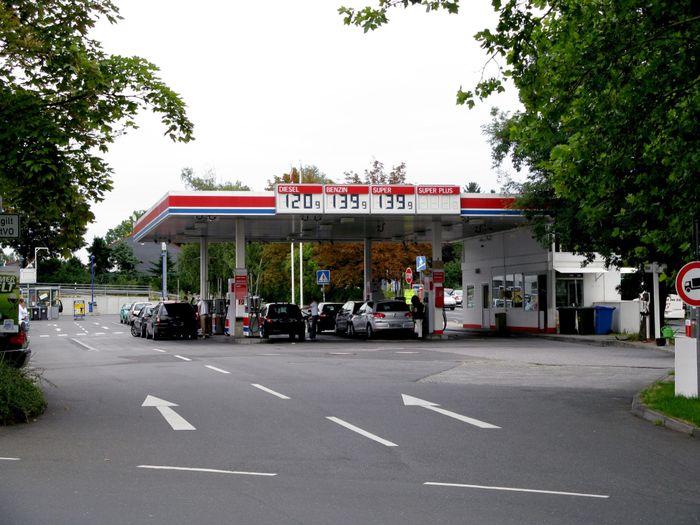 Tankstelle am Supermarkt 3211