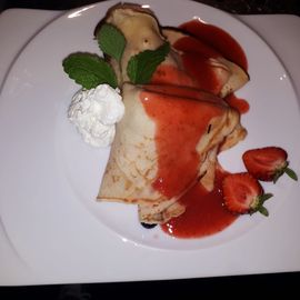 Süße Pfannkuchen mit Obst und Frucht Mousse