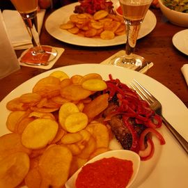 Punjena pljeskavica" für 14,50 € (Hacksteak gefüllt mit Schafskäse vom Grill, dazu Kartoffel-Chips und gemischter Salat“). Ein leckeres serbische Nationalgericht. 