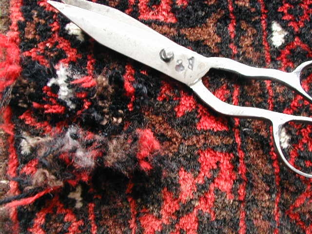 Mottenschaden bei einem Teppich nachknüpfen
