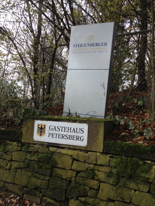 Einfahrt zum Grandhotel Steigenberger Petersberg