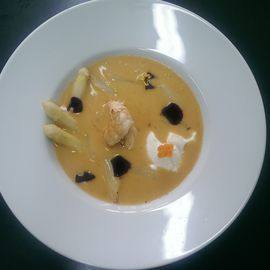 Spargel Coulis mit Trüffel Tranchen