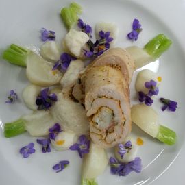 Poulet Royal; Bio Hühnchenroulade, gefüllt mit Hummer, an weißen Rübchen