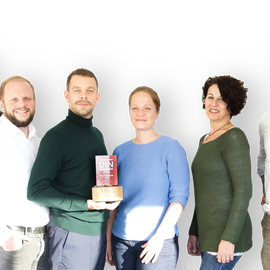 Das Team der Mecasa GmbH mit Auszeichnung des Deutschen Instituts für Normung