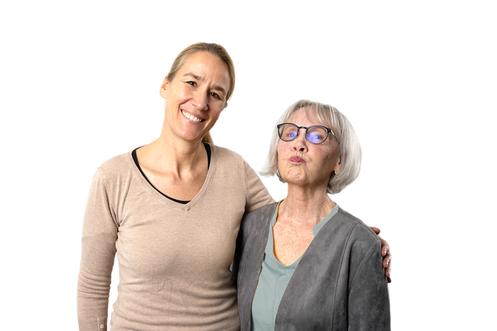 Eine Seniorin mit Ihrer polnischen Betreuungskraft für die sog. 24 Stunden Pflege