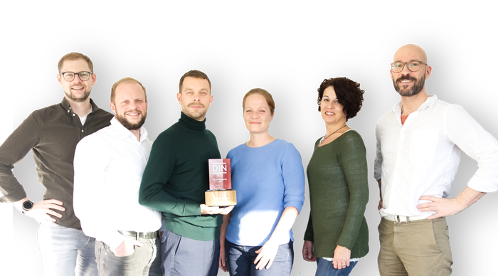 Das Team der Mecasa GmbH mit Auszeichnung des Deutschen Instituts für Normung