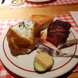 Steak und eine große Folienkartoffeln

