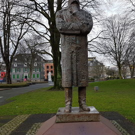 Friedrich Engels im Engels-Park in Wuppertal - Barmen.
Die Statue war ein Geschenk einer chin. Delegation an die Stadt.
Im Hintergrund das Engelshaus-