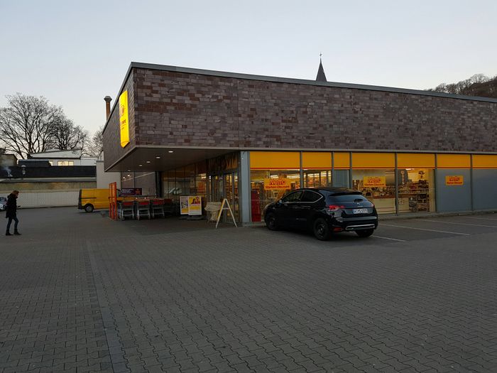 Netto mit grossem Parkplatz