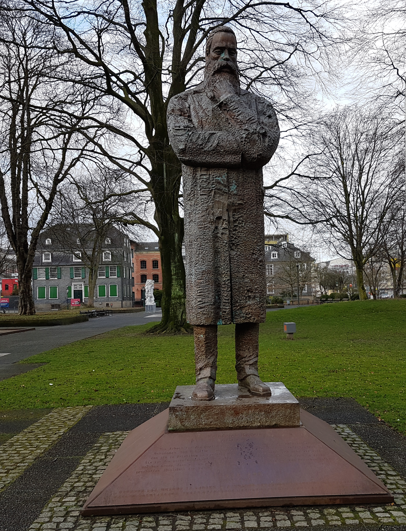 Friedrich Engels im Engels-Park in Wuppertal - Barmen.
Die Statue war ein Geschenk einer chin. Delegation an die Stadt.
Im Hintergrund das Engelshaus-