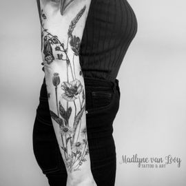 Blüten Tattoo von Madlyne van Looy Tattoo &amp; Art in Velbert-Langenberg